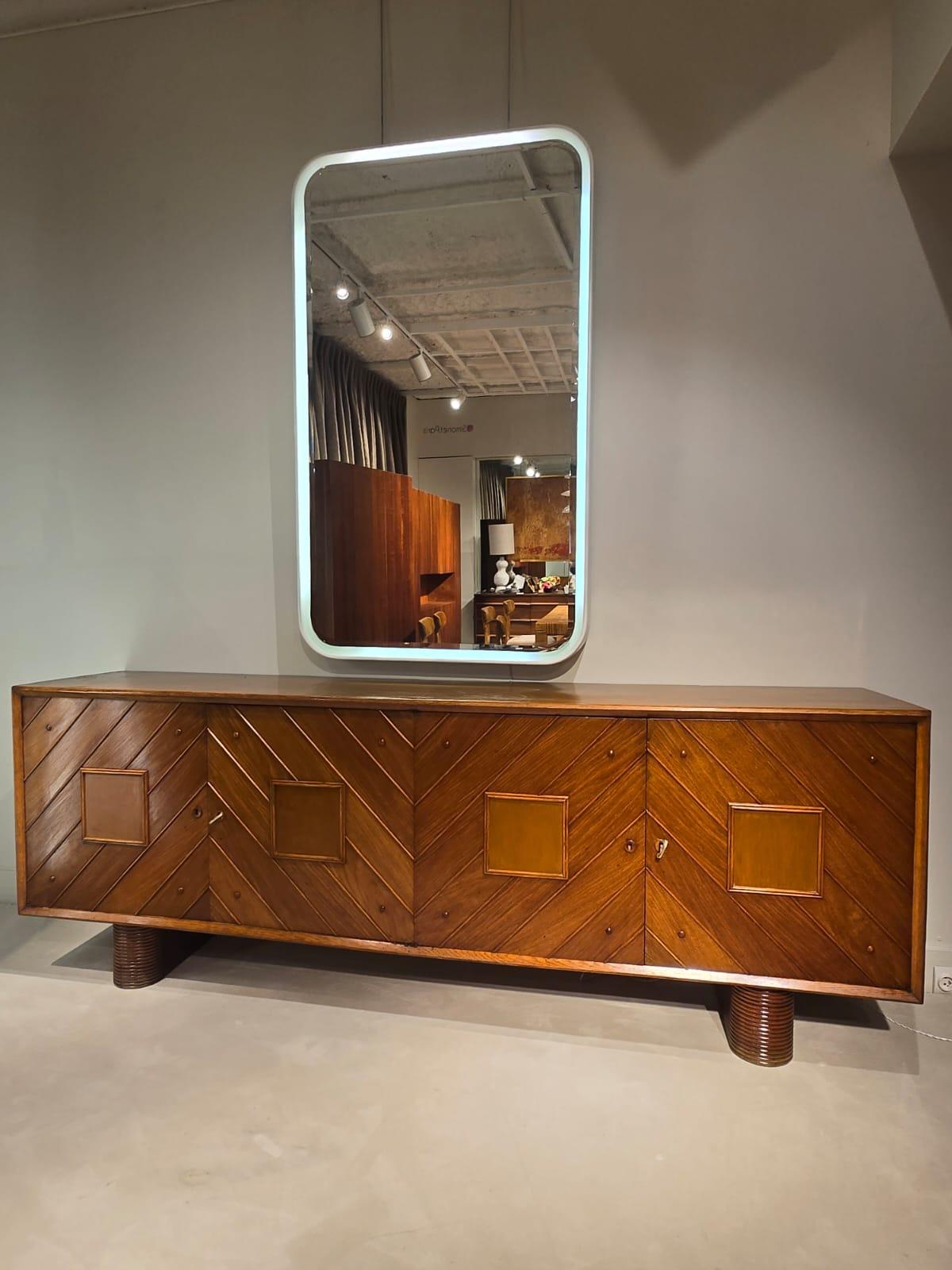 Buffet italien en chêne des années 70, avec 4 portes ouvrantes
Bon état

Dimensions : L 235 cm x L 50 cm x H 85 cm