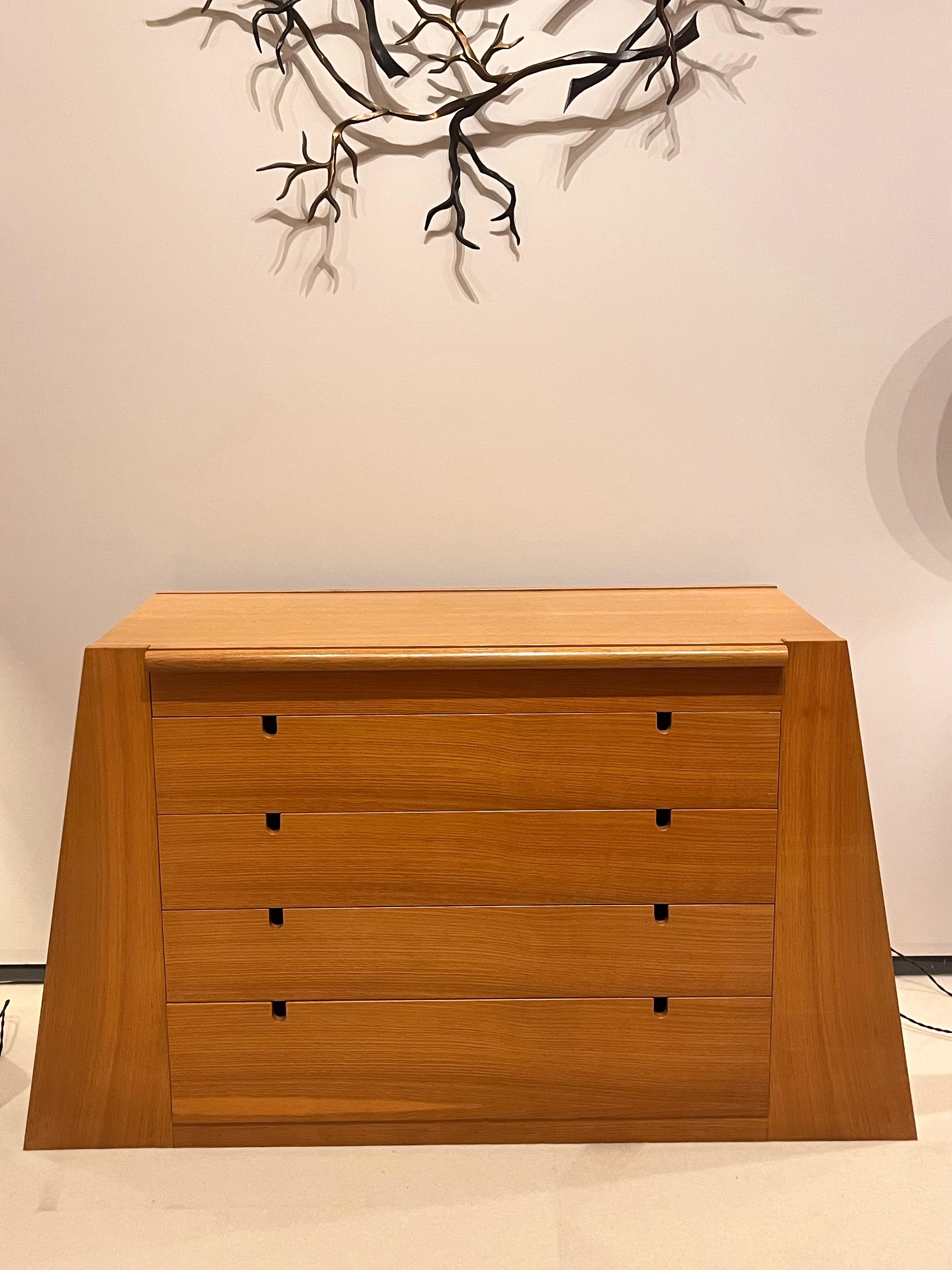 Commodino impiallacciato in Oak italiano
Impiallacciatura Oak Commode.
Condizioni originali.
Italia, 1980 circa
120 x 75 x 40 cm.