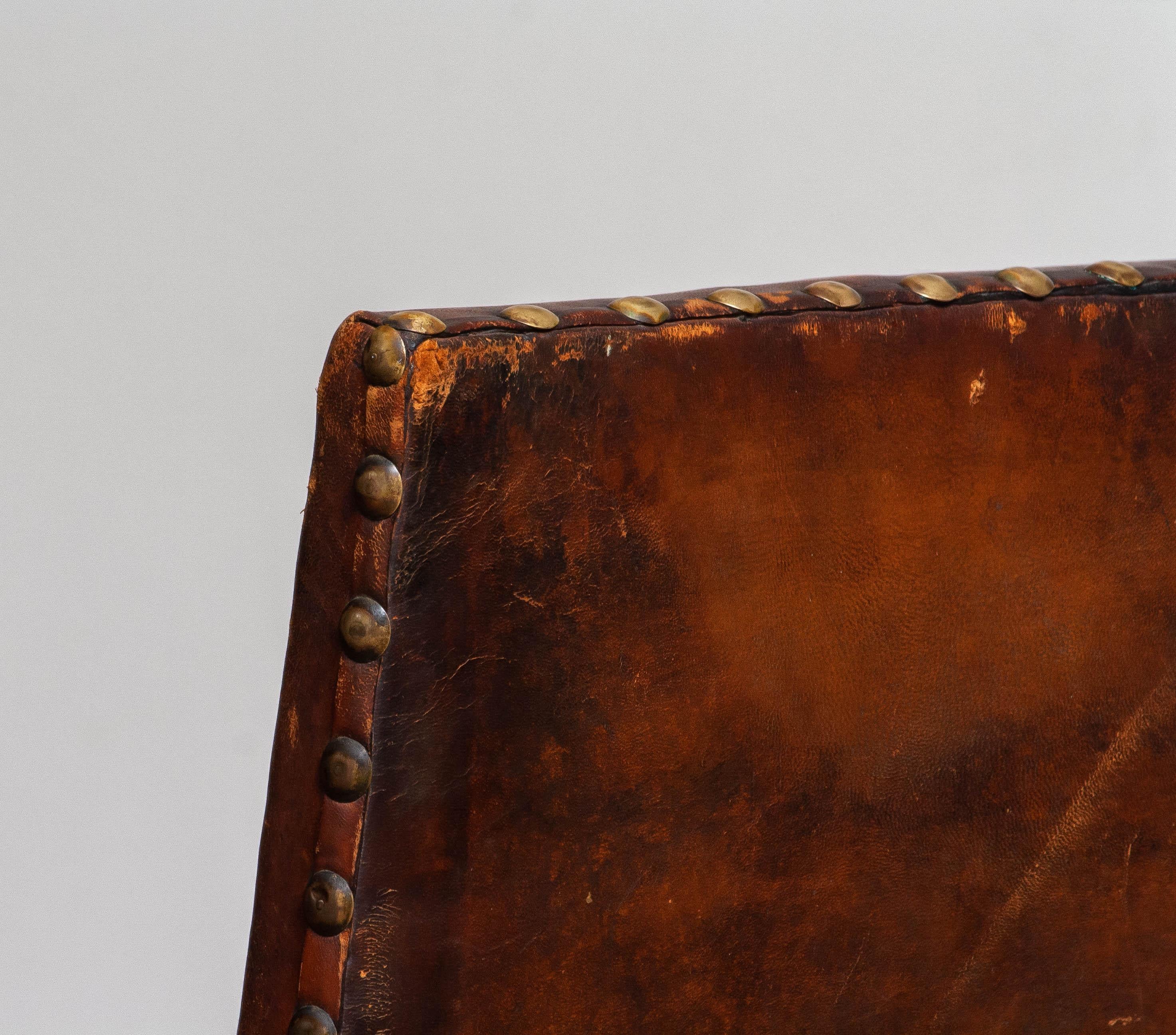 Fauteuil Renaissance en Oak Oak et cuir Brown clouté du 18ème siècle en vente 4