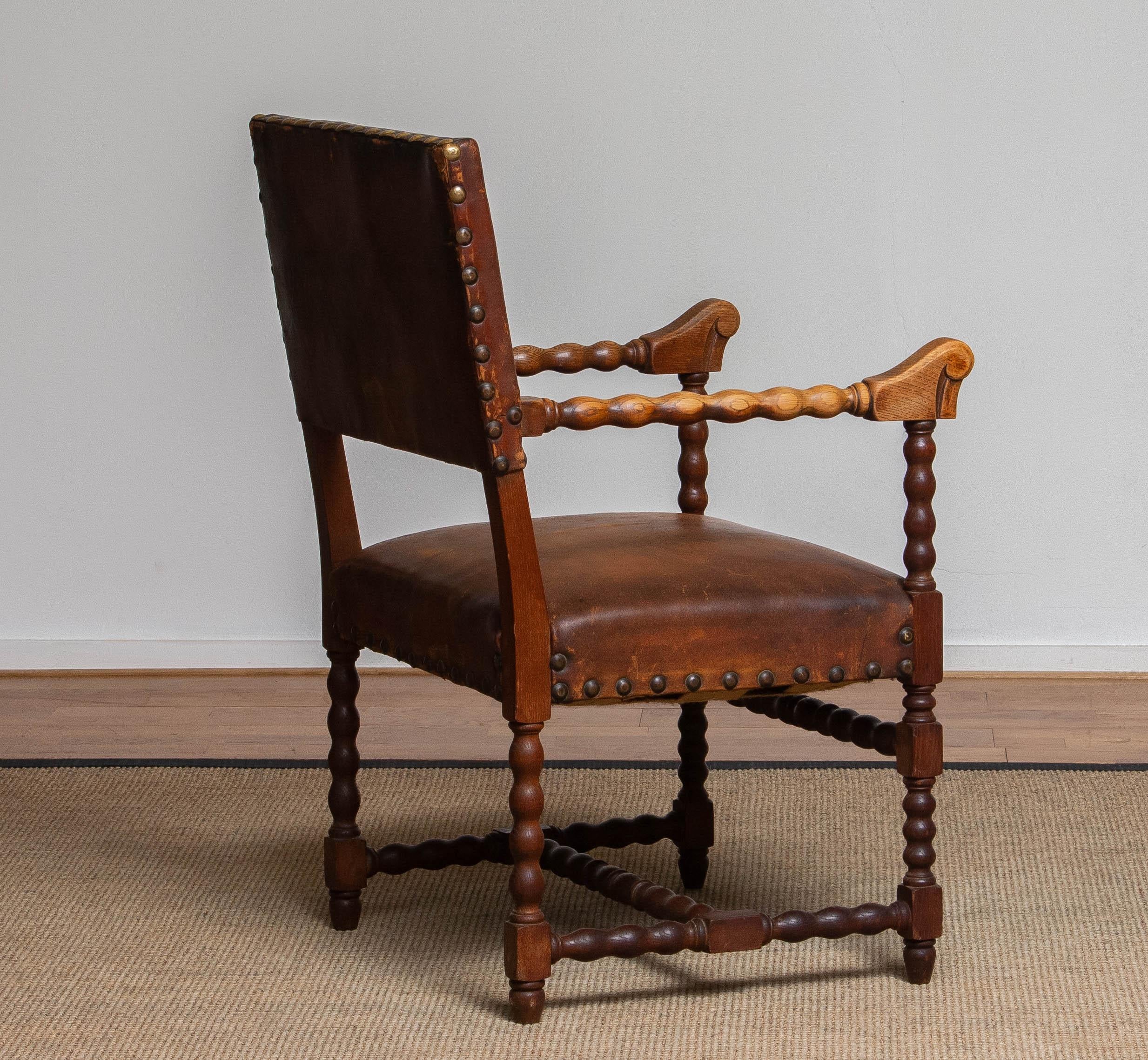 Fauteuil Renaissance en Oak Oak et cuir Brown clouté du 18ème siècle en vente 5