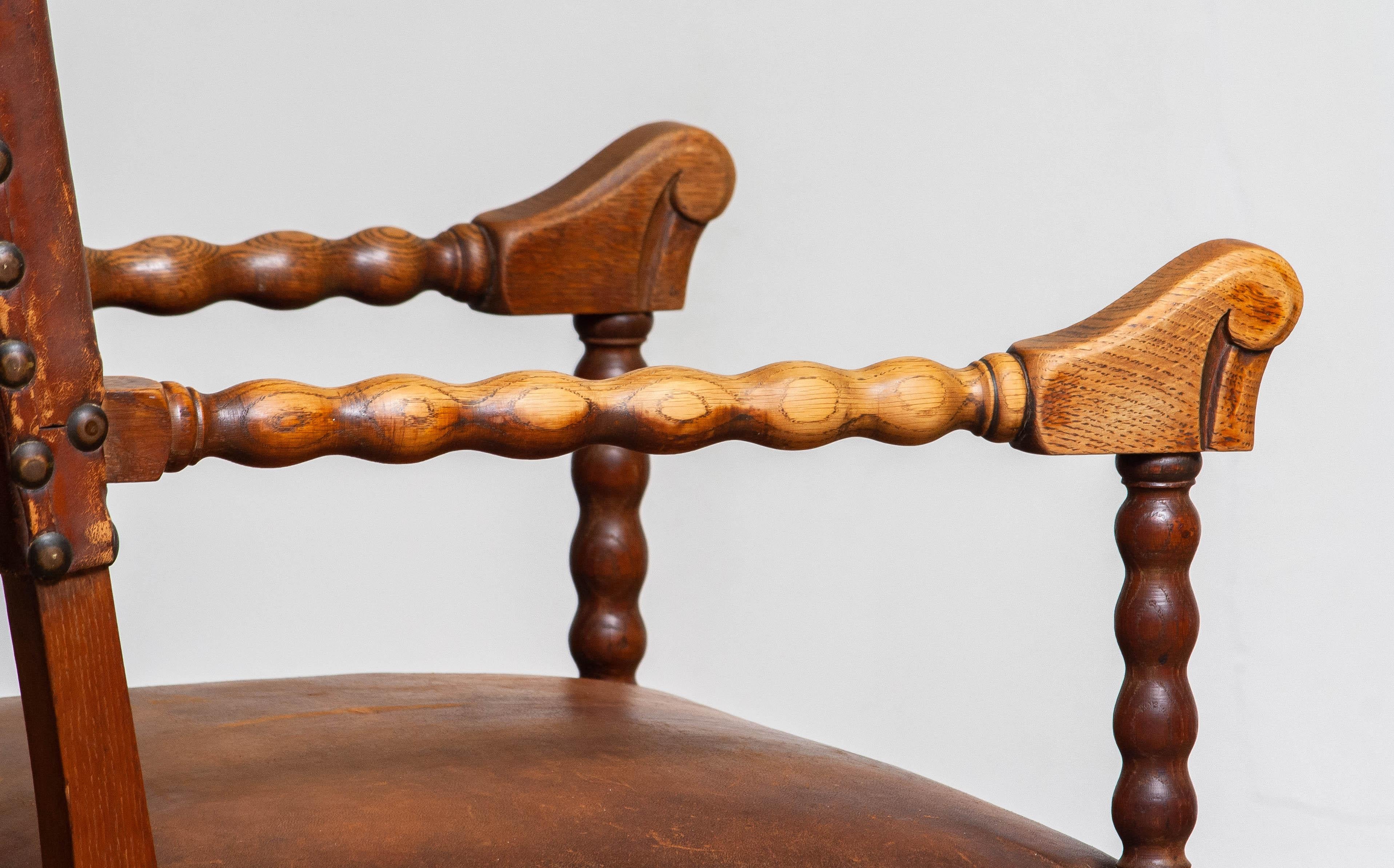 Fauteuil Renaissance en Oak Oak et cuir Brown clouté du 18ème siècle en vente 6