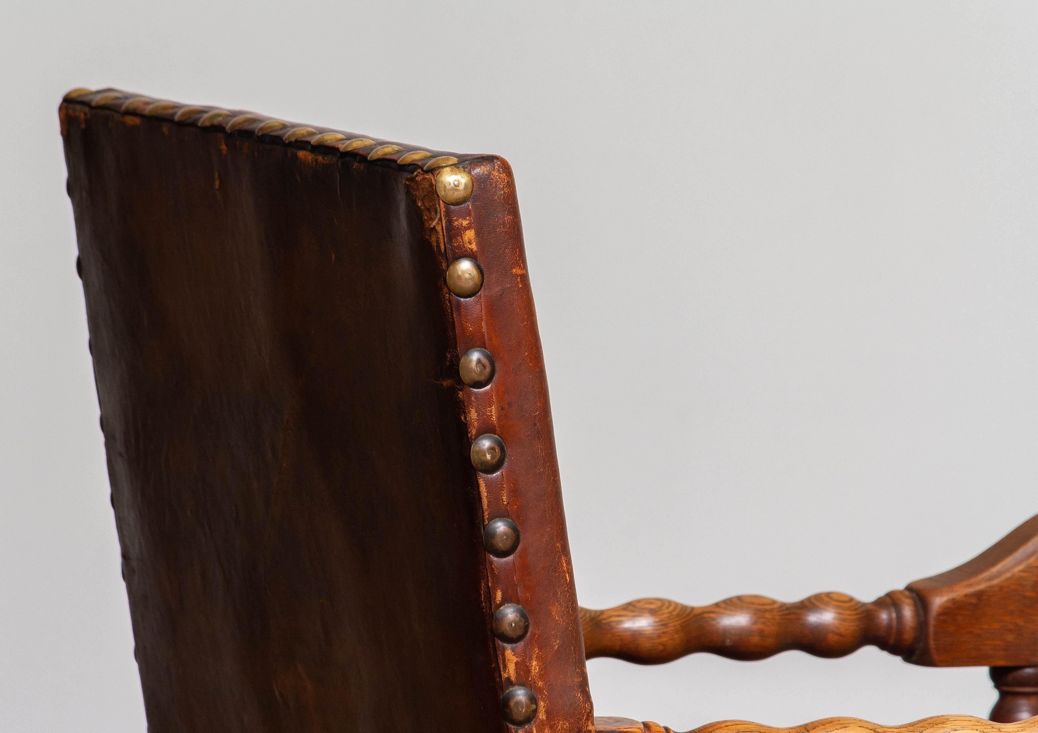 Fauteuil Renaissance en Oak Oak et cuir Brown clouté du 18ème siècle en vente 7