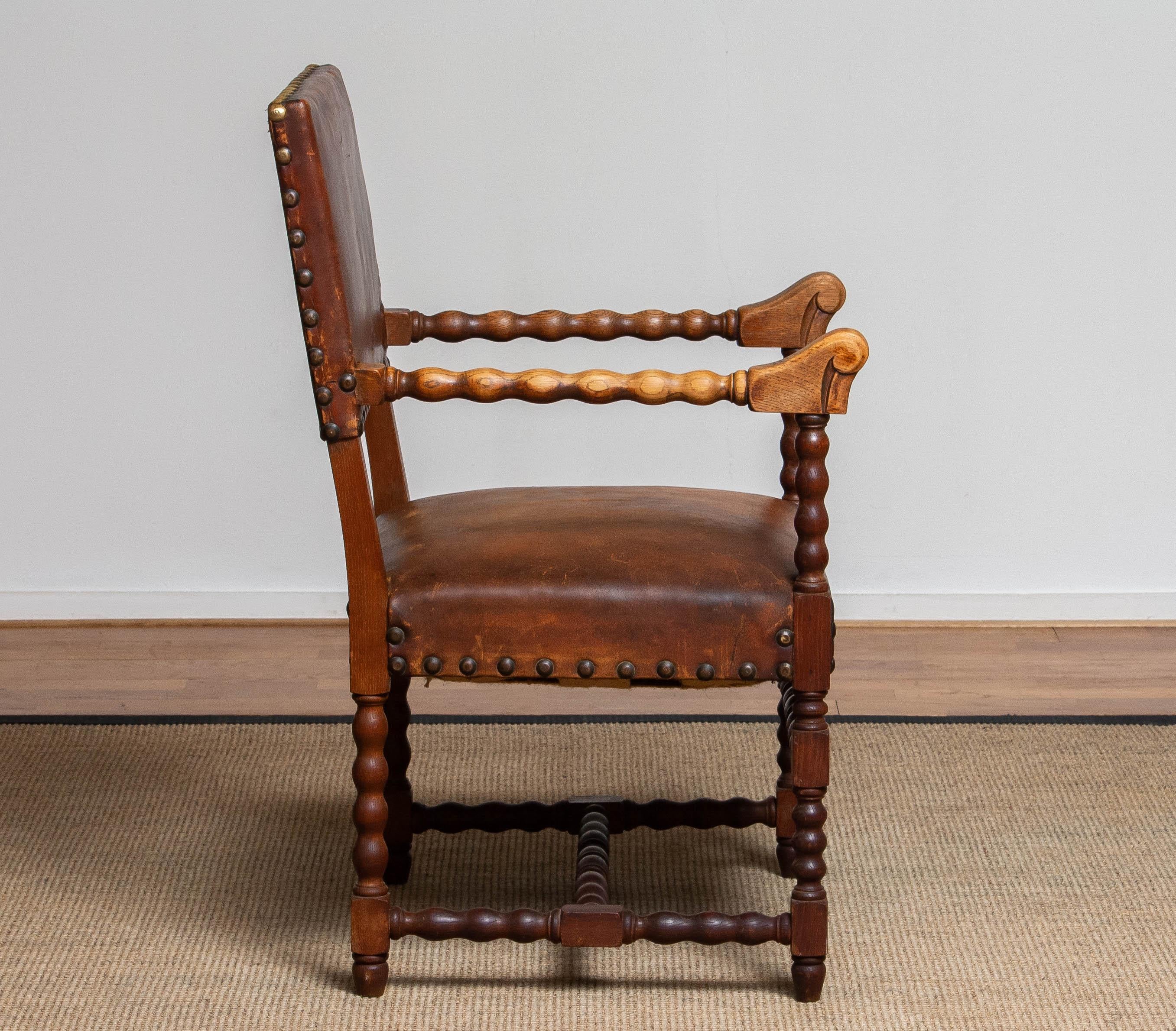 Fauteuil Renaissance en Oak Oak et cuir Brown clouté du 18ème siècle en vente 9