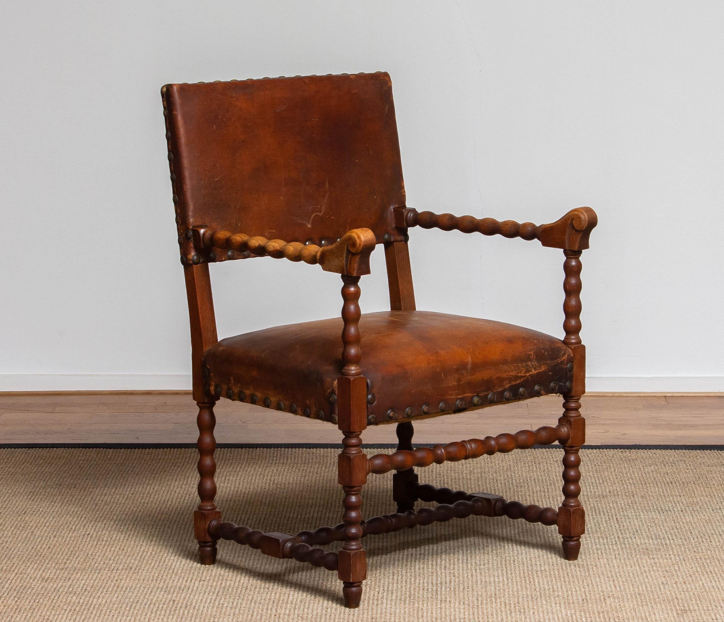 Magnifique fauteuil en chêne 'Renaissance' du 18ème siècle avec bobine et détails artisanaux, recouvert de cuir. Le cuir est encore en bon état et est cloué à la chaise avec de gros clous en laiton.
En général en très bon état.

