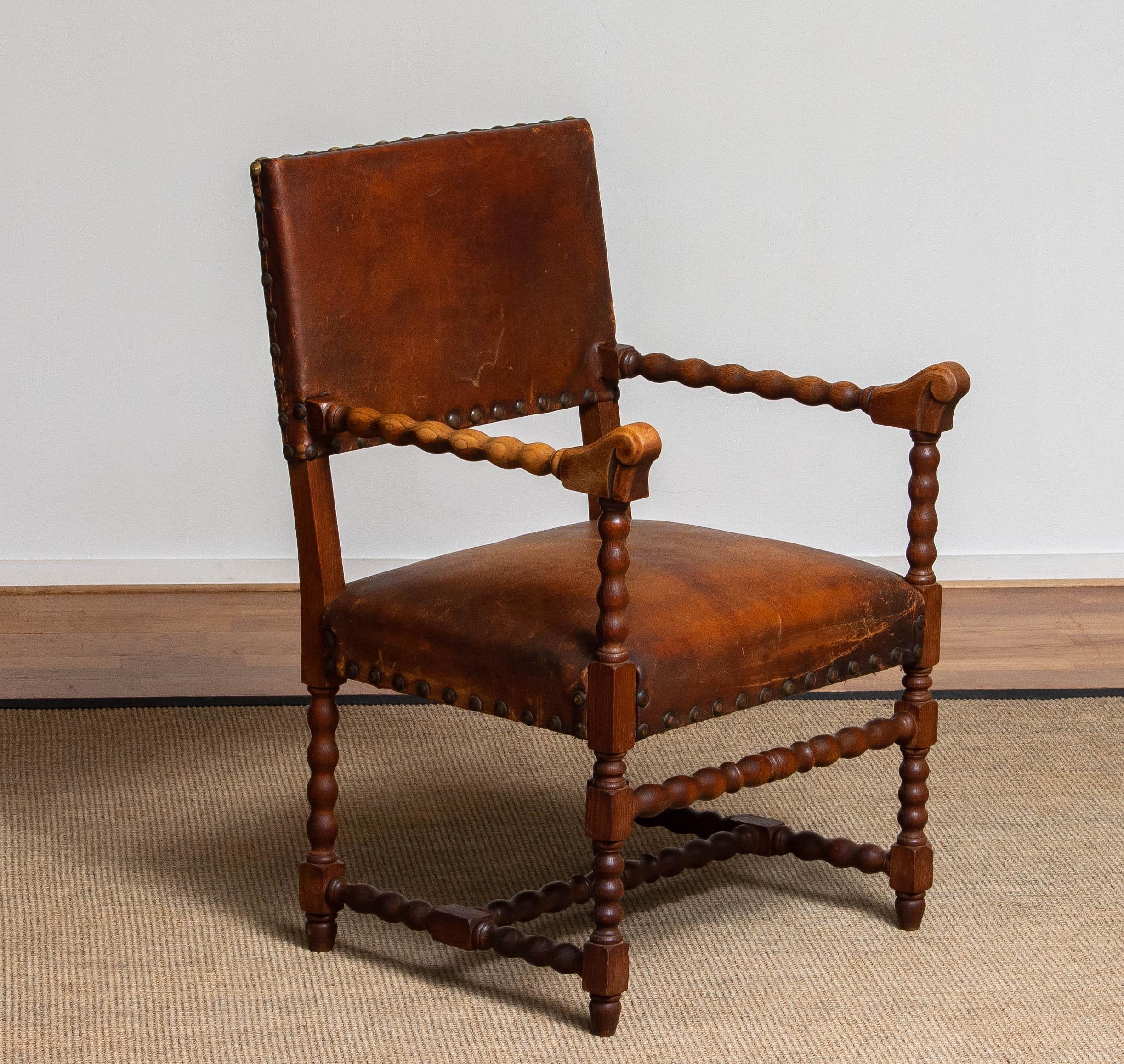 italien Fauteuil Renaissance en Oak Oak et cuir Brown clouté du 18ème siècle en vente
