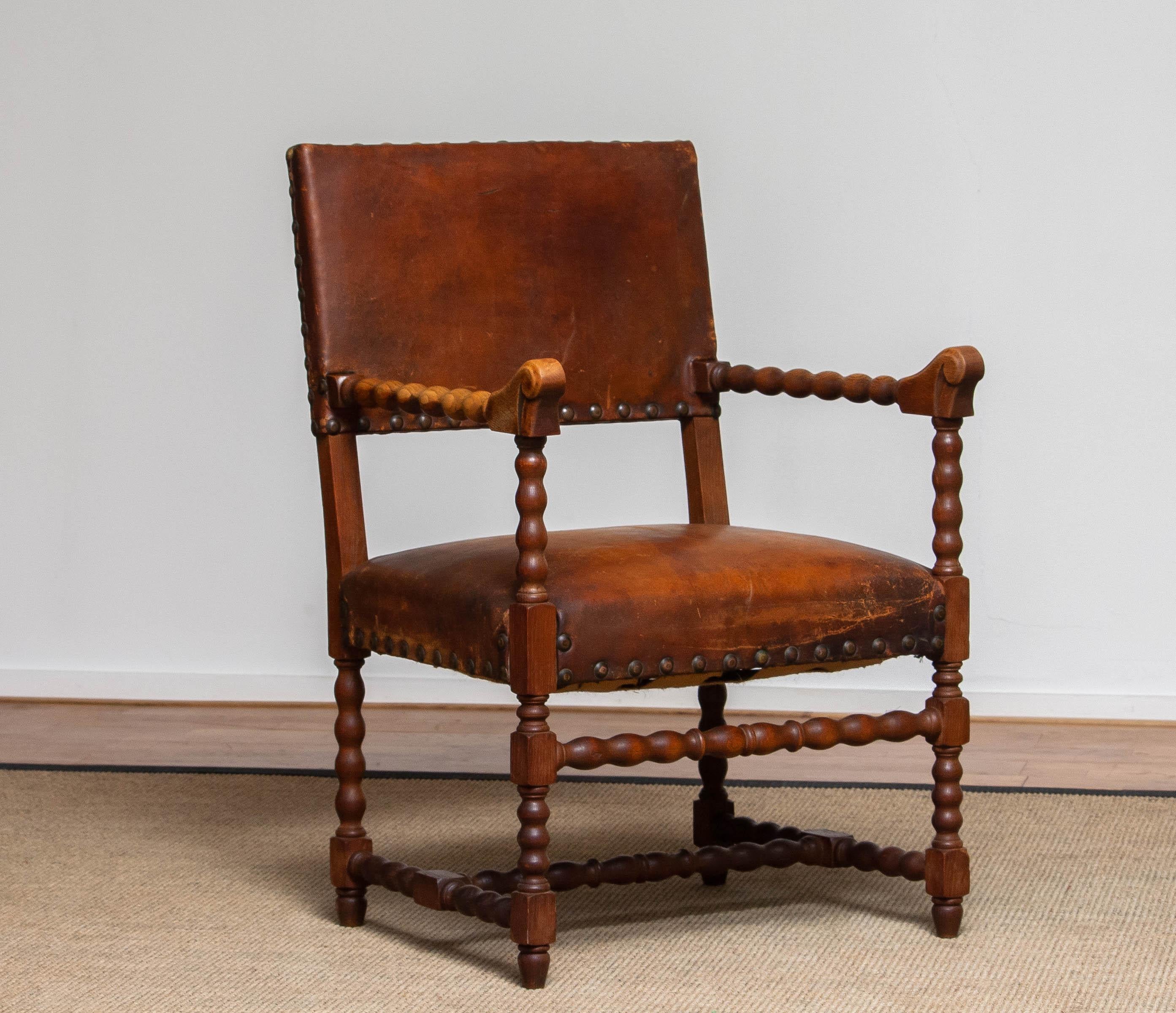 Fauteuil Renaissance en Oak Oak et cuir Brown clouté du 18ème siècle Bon état - En vente à Silvolde, Gelderland