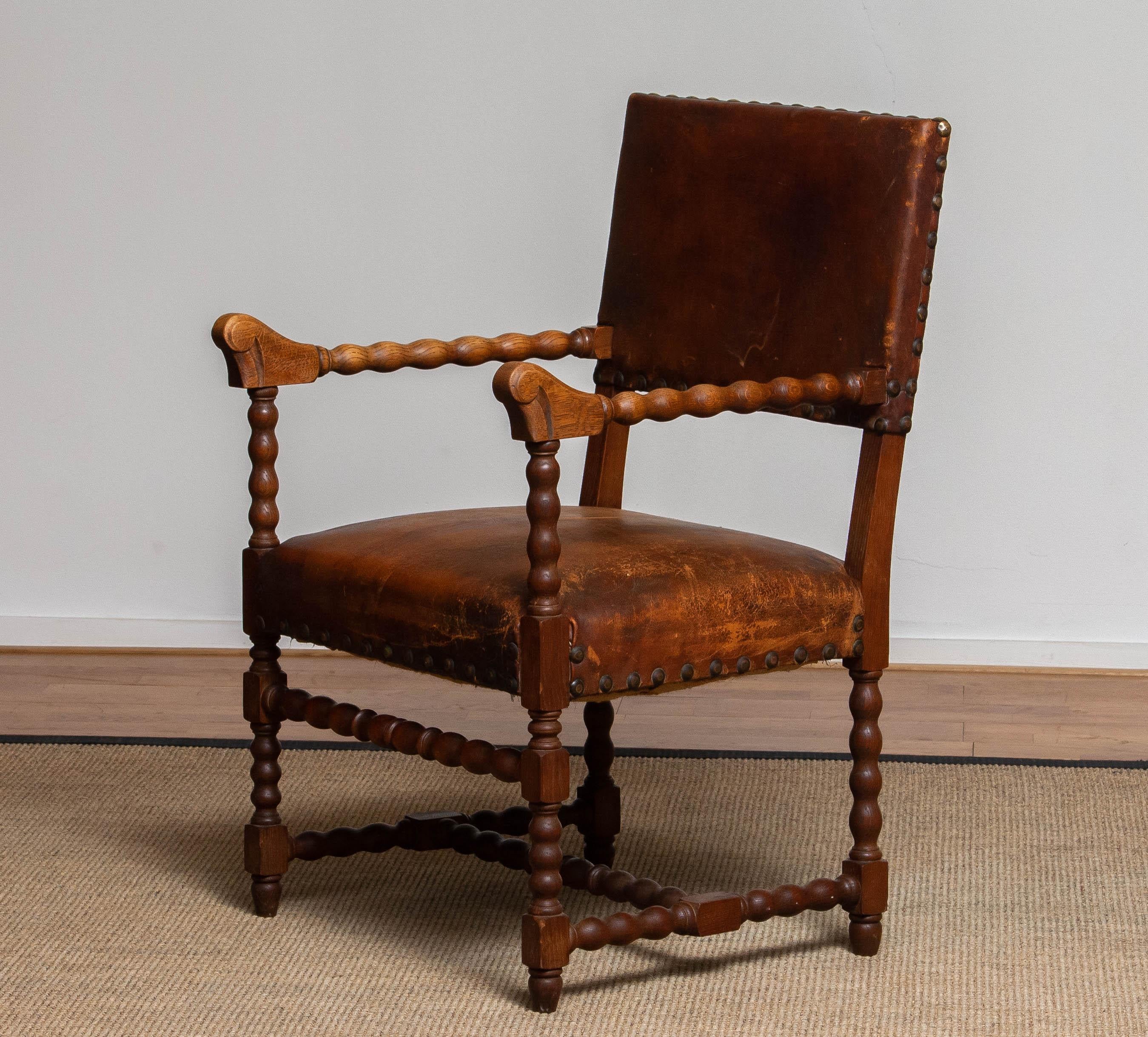 Laiton Fauteuil Renaissance en Oak Oak et cuir Brown clouté du 18ème siècle en vente