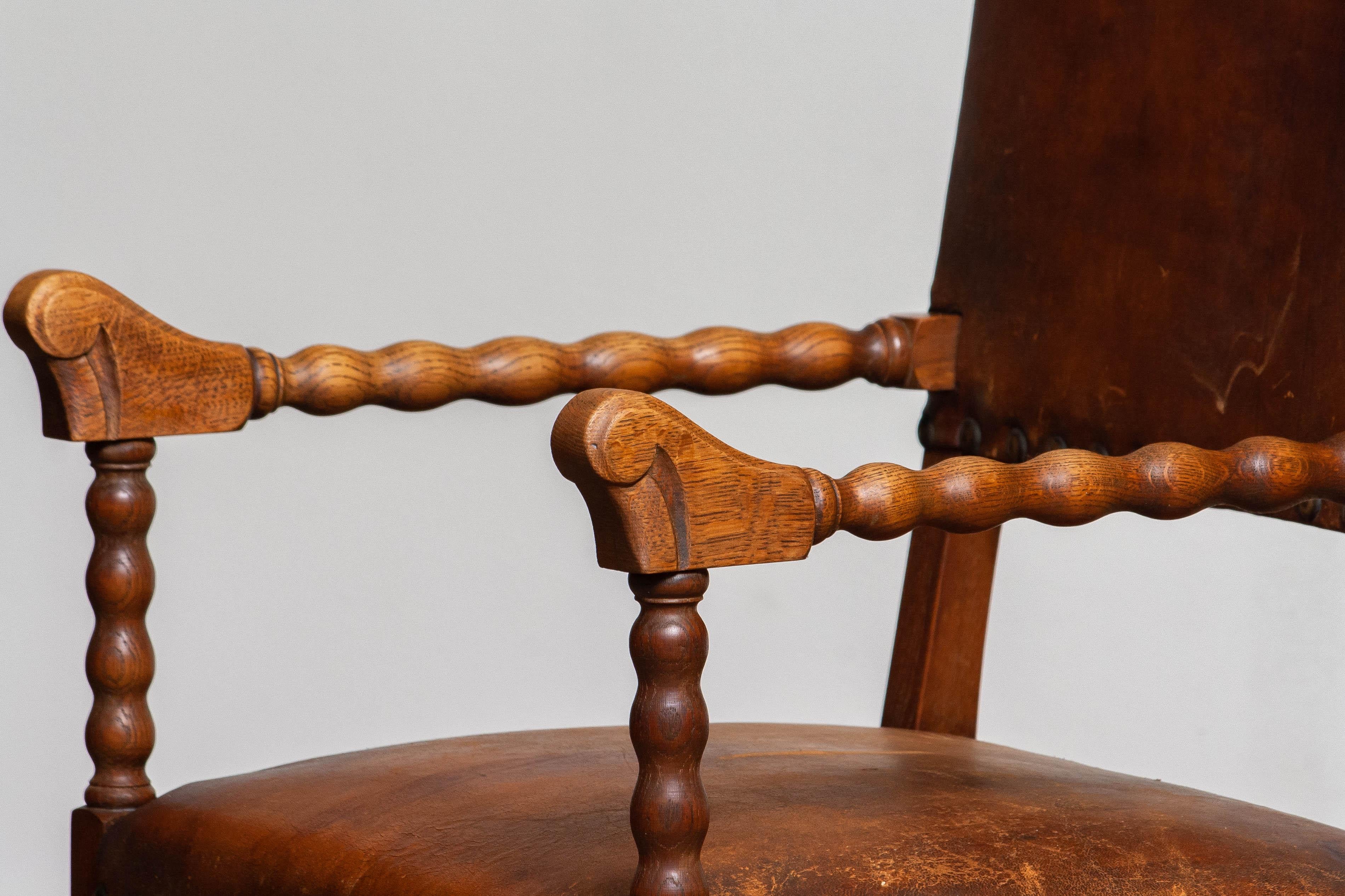 Fauteuil Renaissance en Oak Oak et cuir Brown clouté du 18ème siècle en vente 1