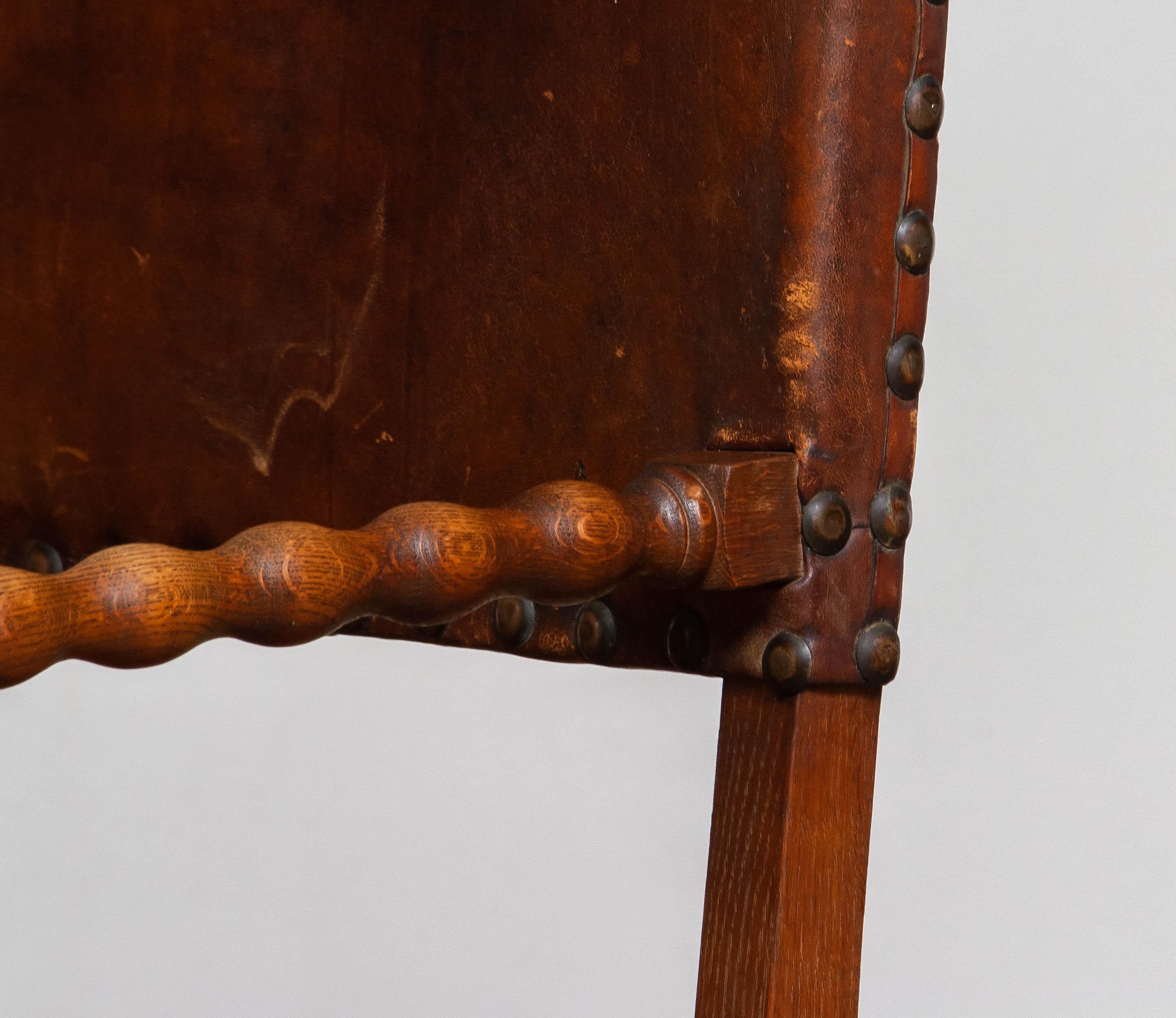 Fauteuil Renaissance en Oak Oak et cuir Brown clouté du 18ème siècle en vente 2