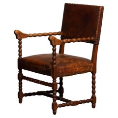 Fauteuil Renaissance en Oak Oak et cuir Brown clouté du 18ème siècle