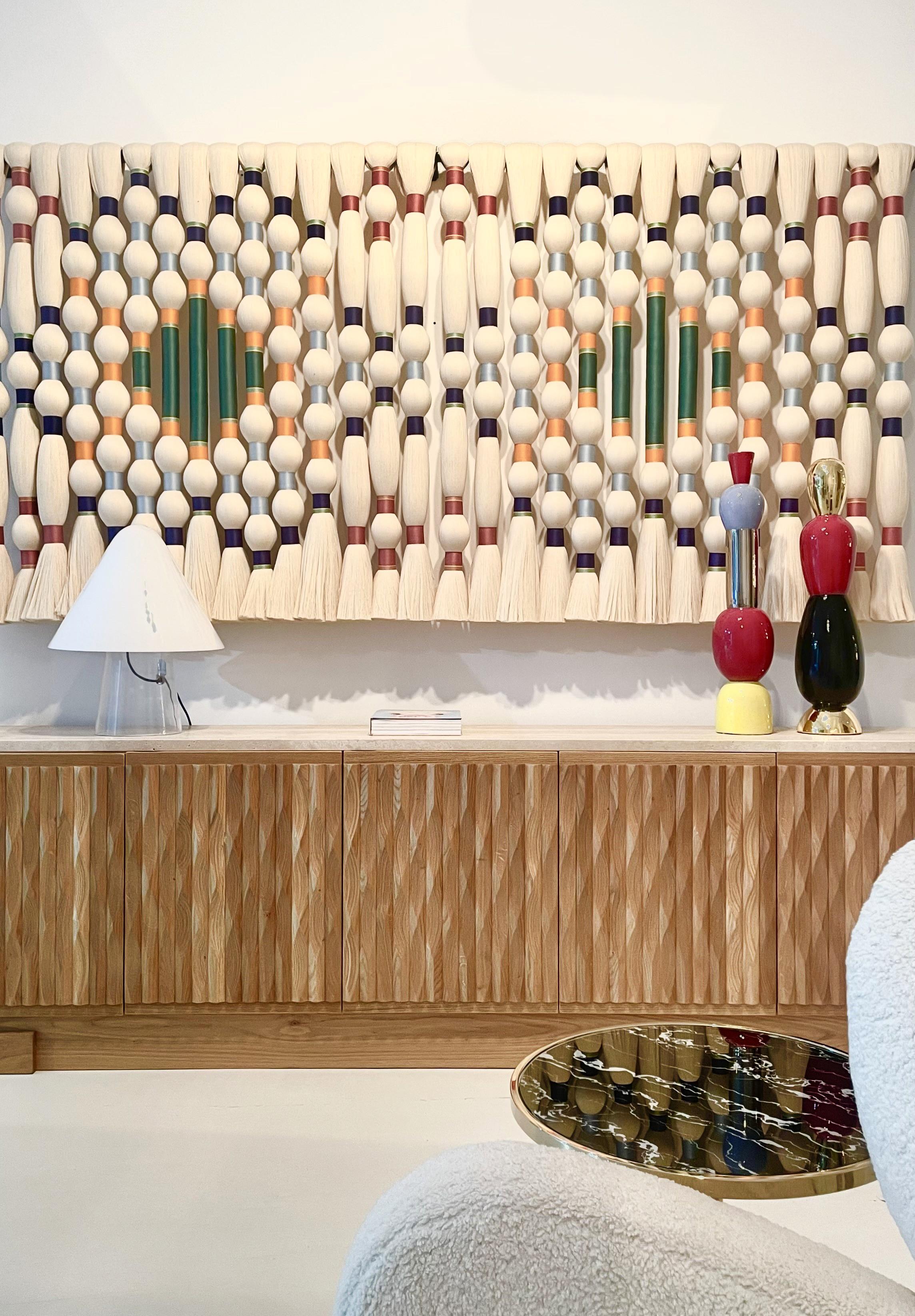 Buffet italien en chêne avec motifs sculptés à la main et plateau en marbre travertin en vente 3