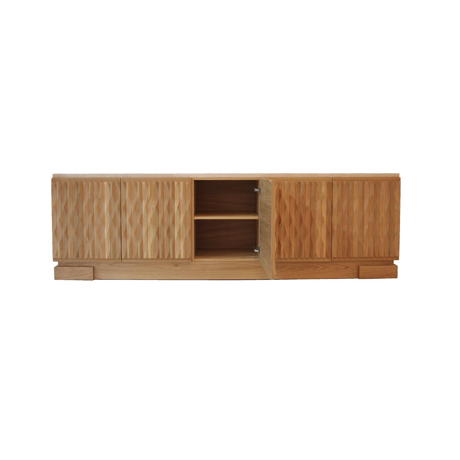Ce buffet en bois de chêne sculpté à la main est doté de cinq portes pliantes et d'une étagère centrale intérieure. Il a été conçu pour allier élégance et fonctionnalité. Le plateau est en marbre travertin robuste de 3 cm d'épaisseur, complétant le