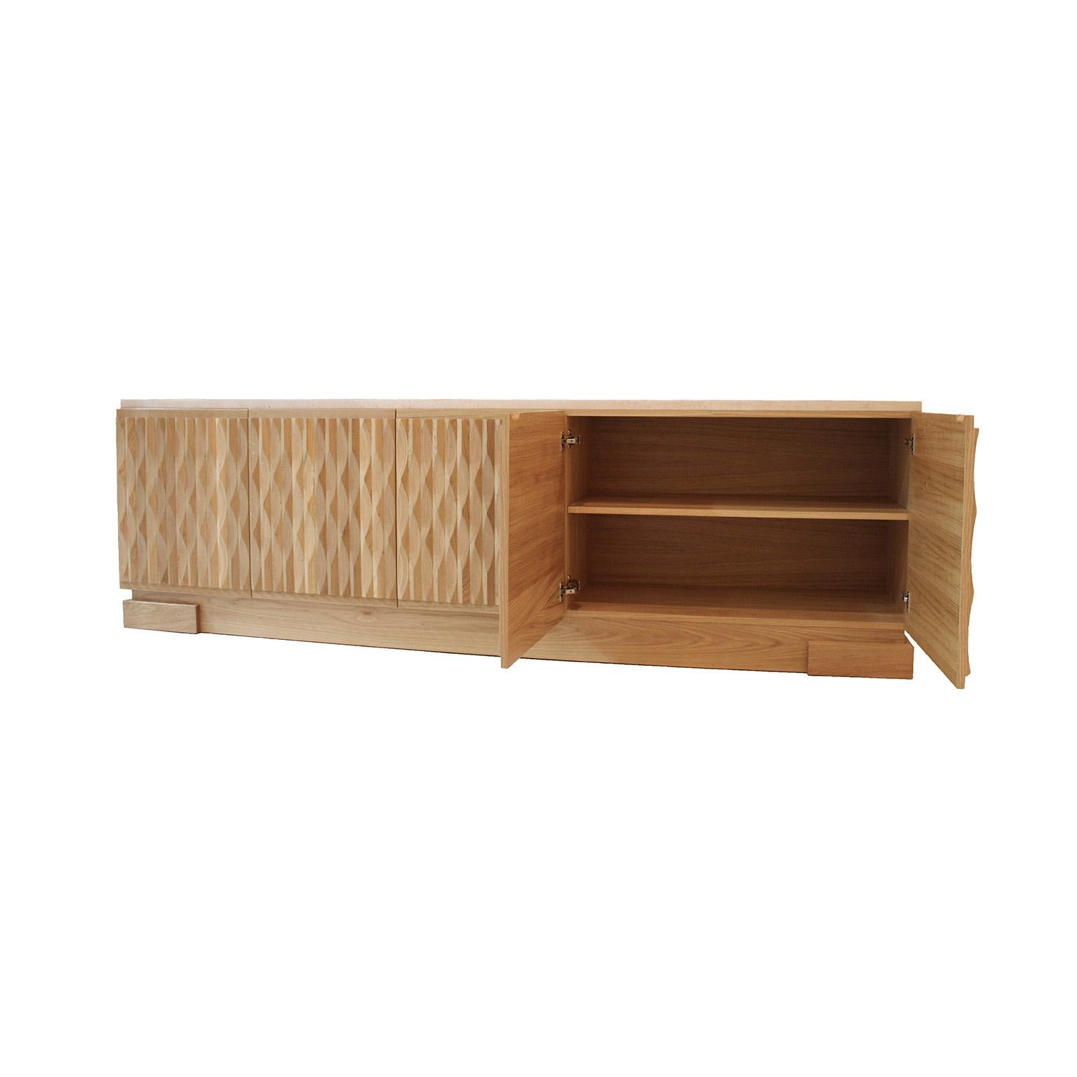 Sculpté Buffet italien en chêne avec motifs sculptés à la main et plateau en marbre travertin en vente