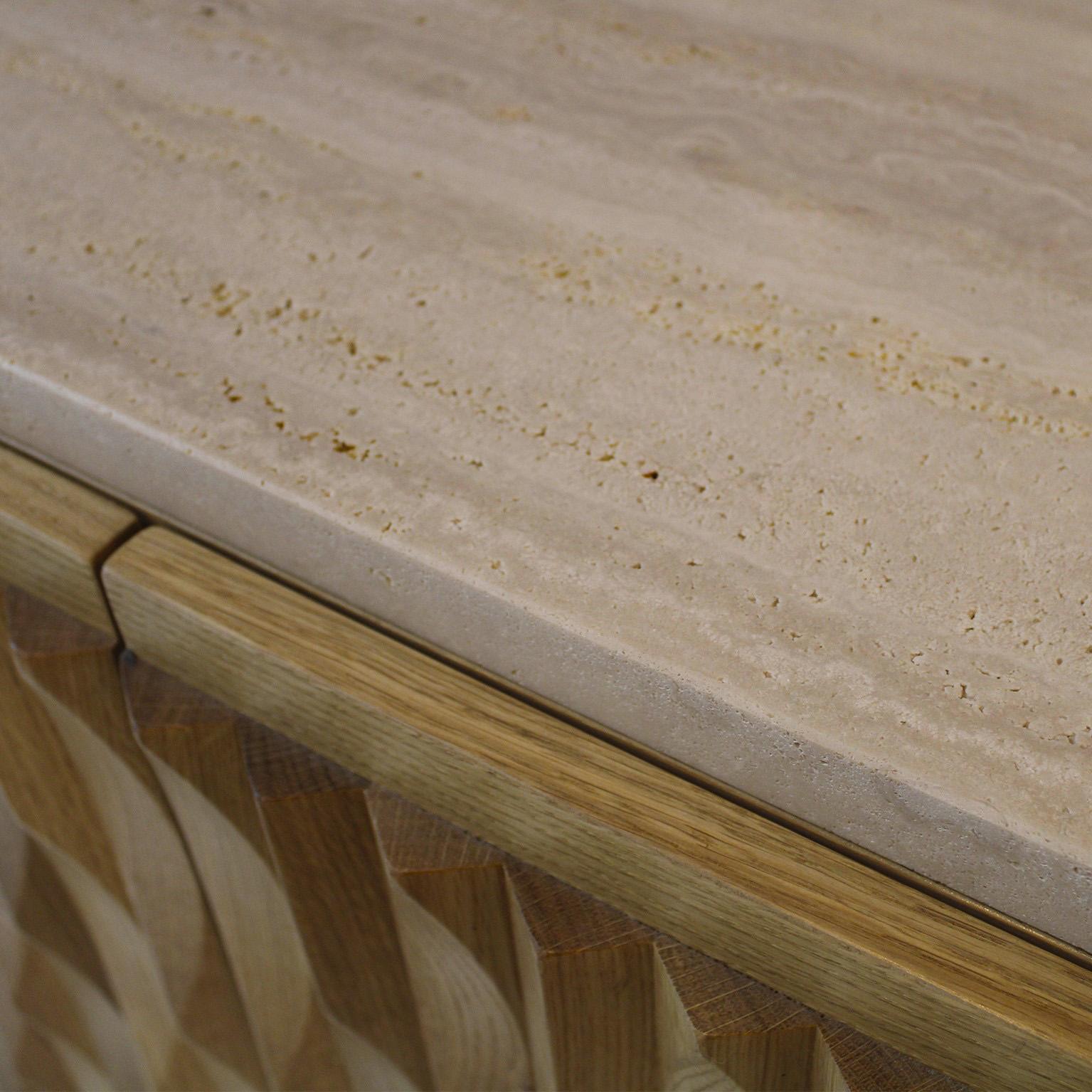 Travertin Buffet italien en chêne avec motifs sculptés à la main et plateau en marbre travertin en vente