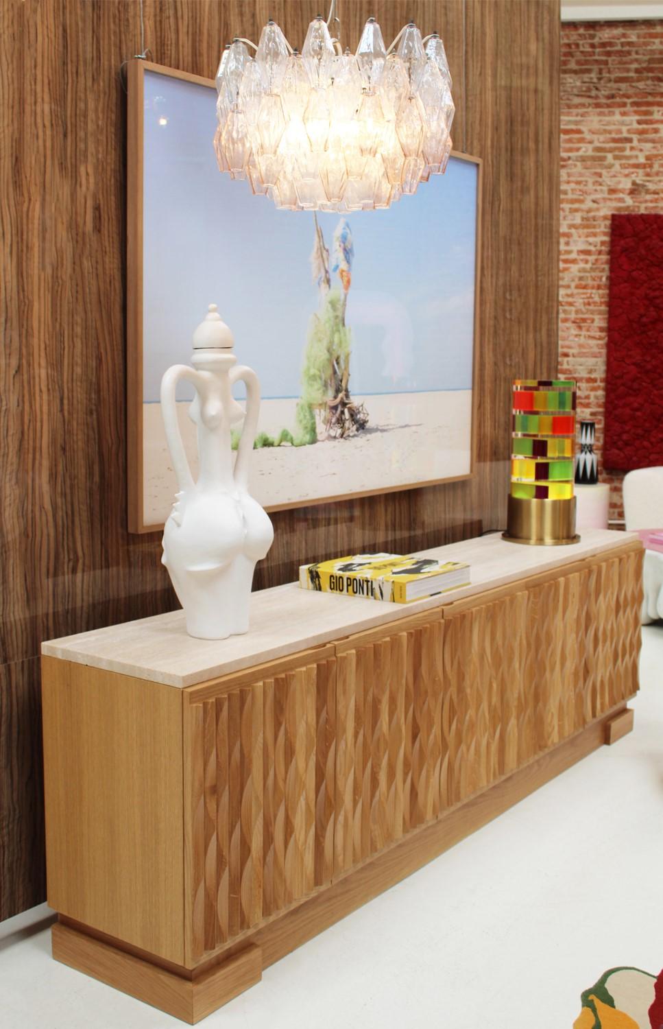Buffet italien en chêne avec motifs sculptés à la main et plateau en marbre travertin en vente 2