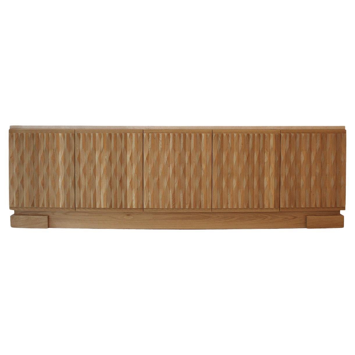 Sideboard aus italienischem Eichenholz mit handgeschnitzten Mustern und Platte aus Travertinmarmor