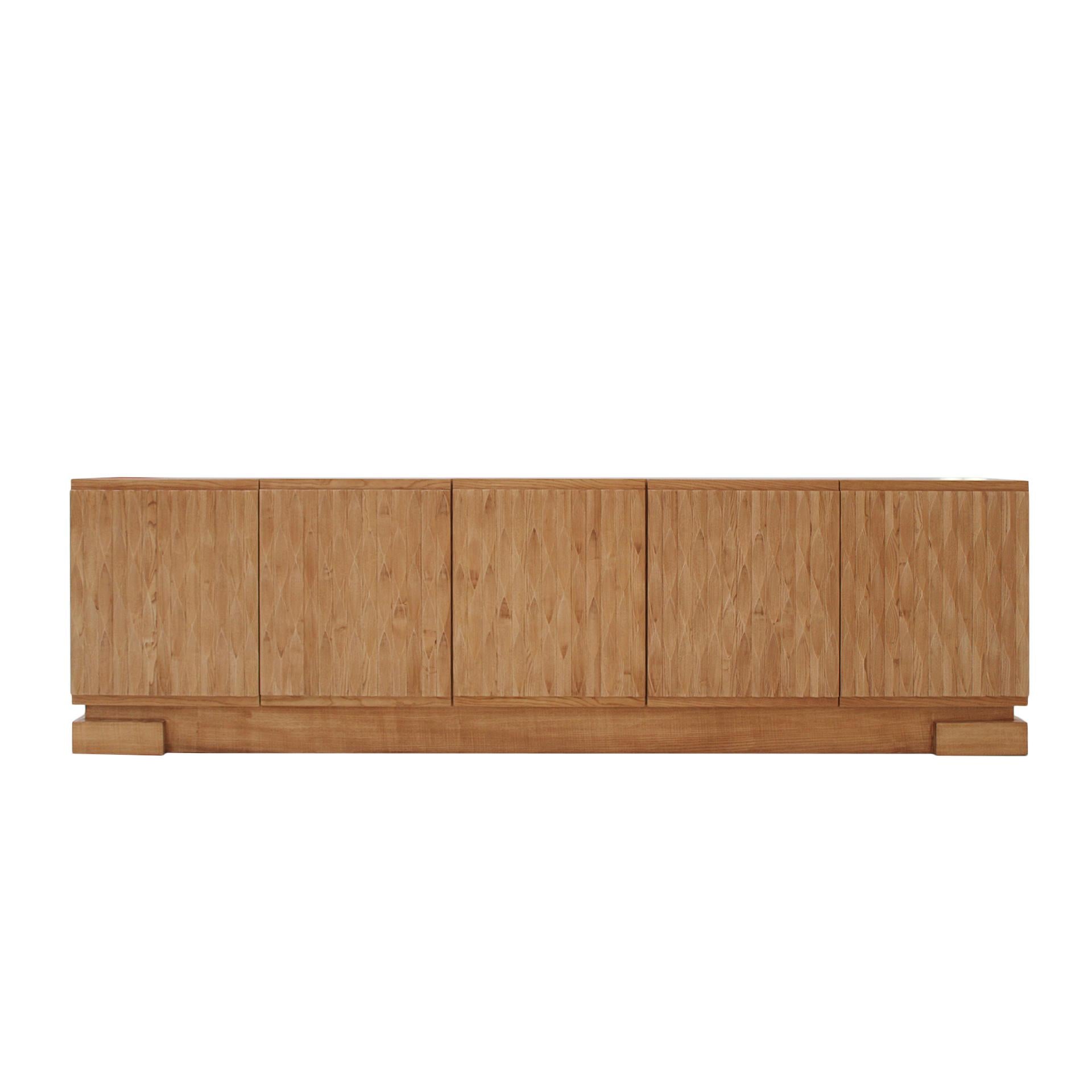 Oak wood sideboard with handcarved pattern in the doors. Manufactured in Italy.
Composed by five doors and oak skirting.

