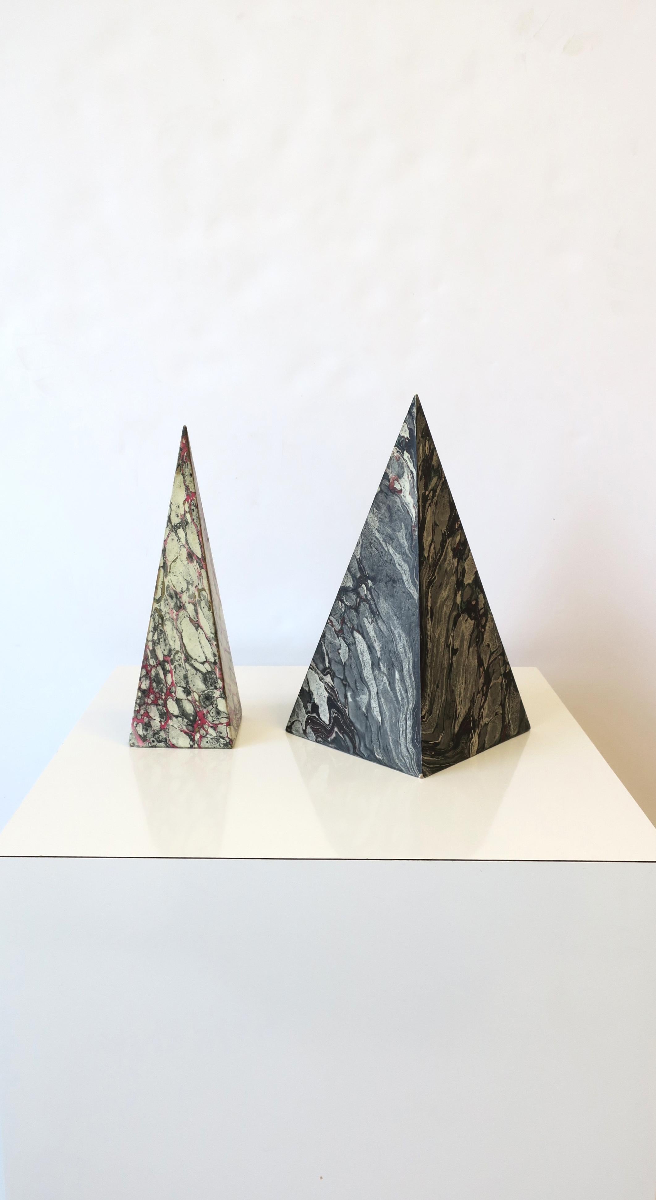 Italienische Obelisken Pyramiden-Deko-Objekte, Set im Zustand „Gut“ im Angebot in New York, NY