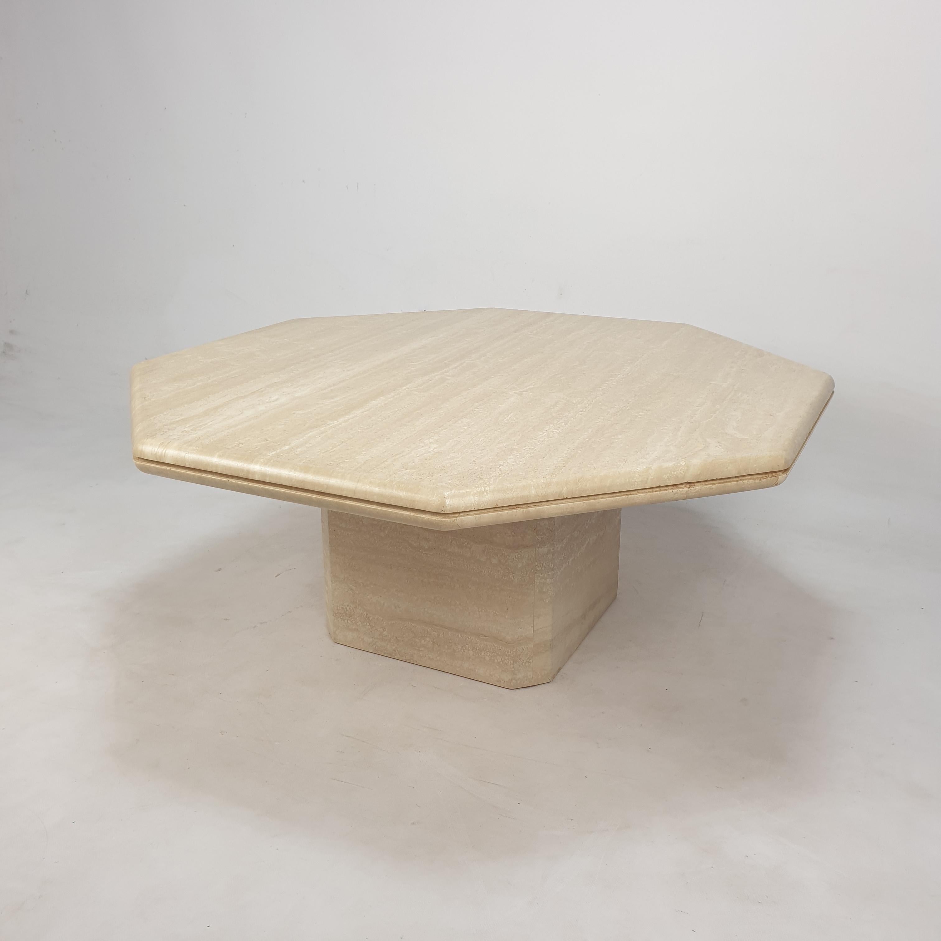 Italian Octagon Coffee Table in Travertine, 1980s For Sale 4