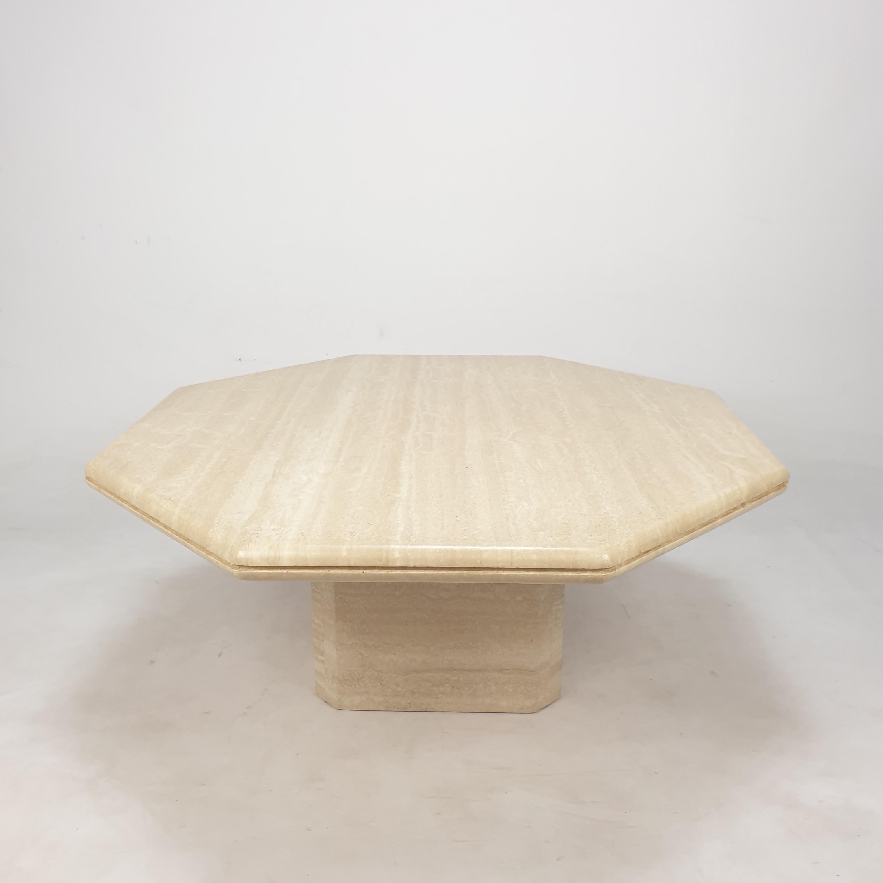 Very nice octagon shaped Italian coffee or side table handcrafted out of travertine, 1980s. 

It is made of beautiful travertine. 
Please take notice of the very nice patterns. 

It has the normal traces of use, see the pictures. 

We work with