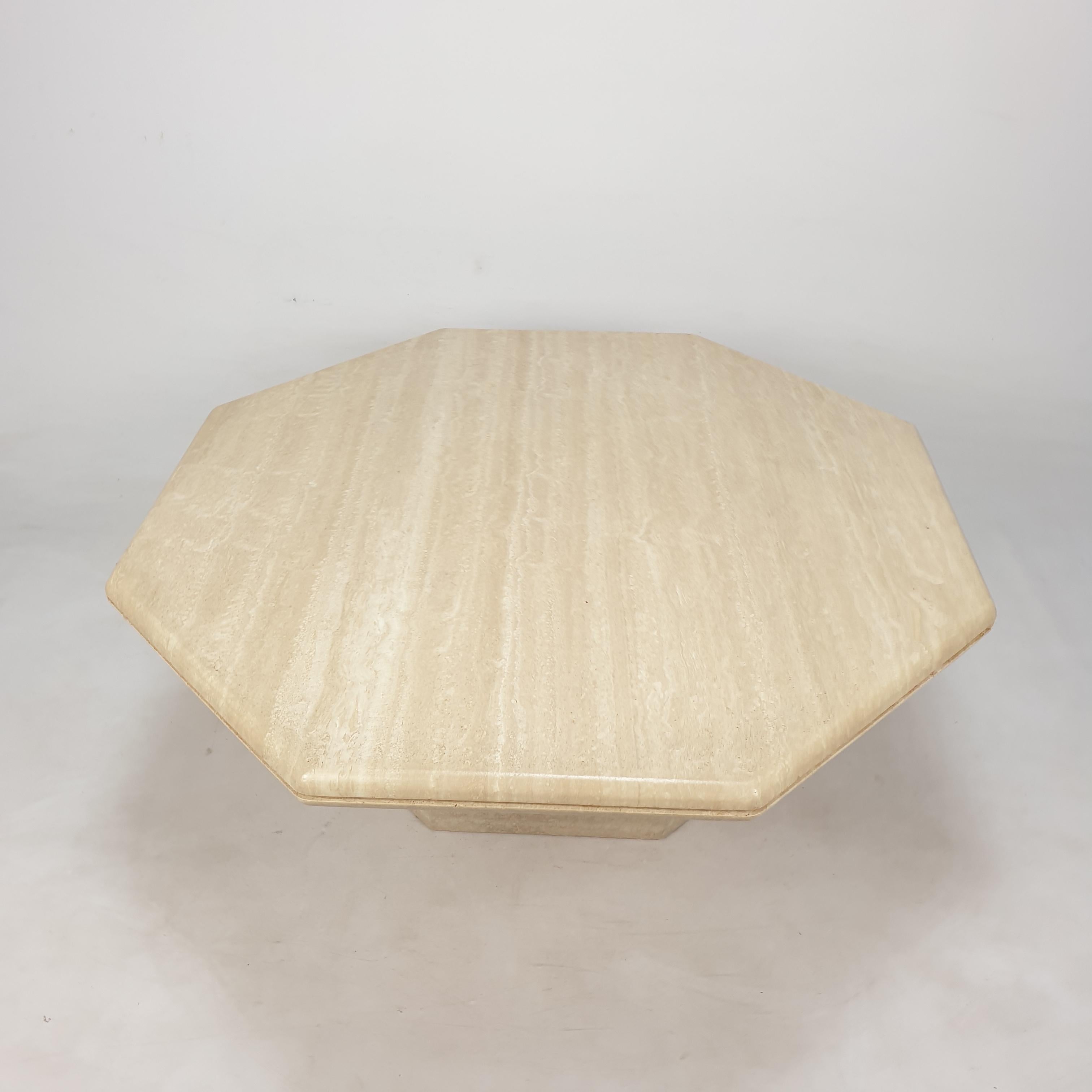 Mid-Century moderno Tavolino ottagonale italiano in travertino, anni '80 in vendita