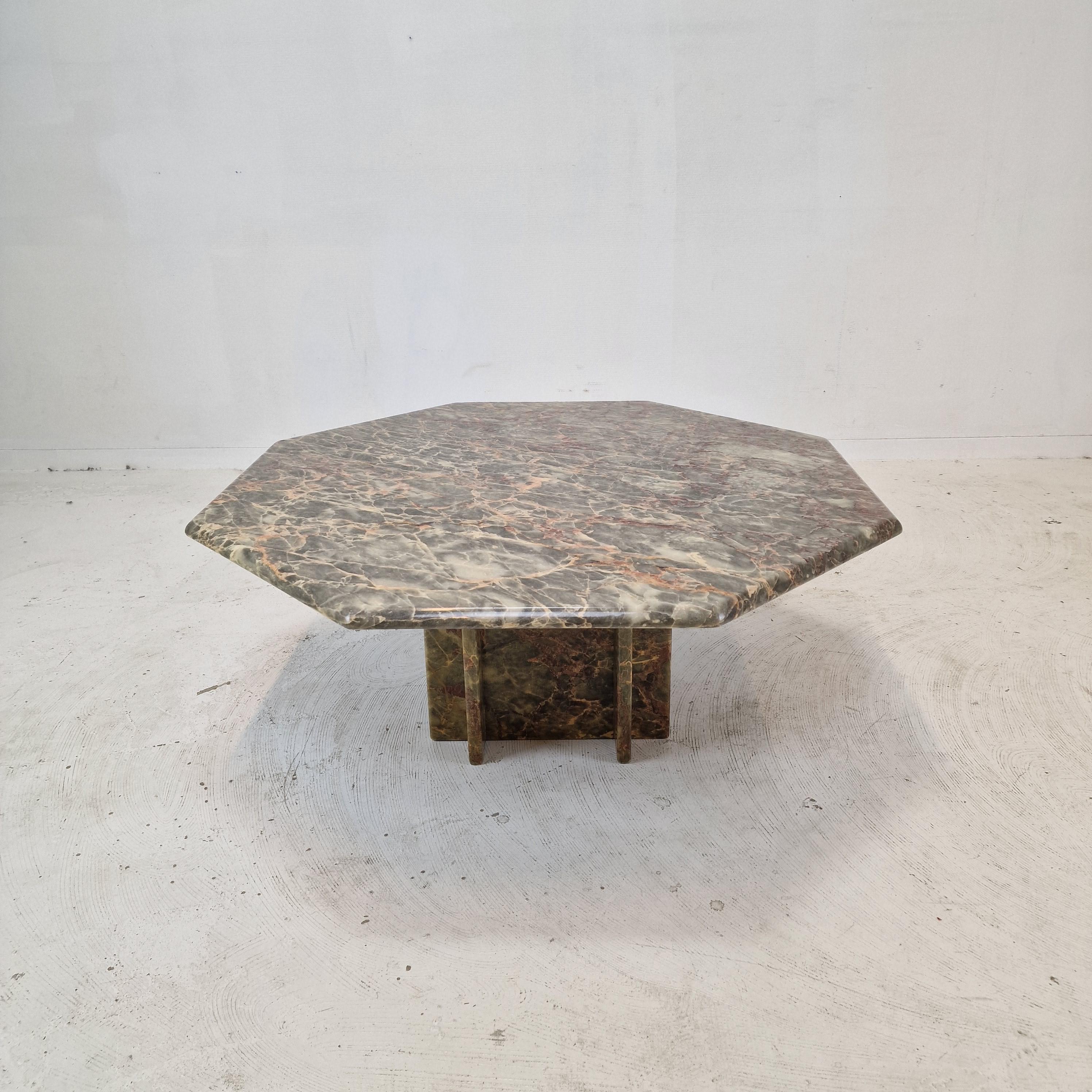 Very nice Italian octagon coffee table, fabricated in the 1980s.

It is handcrafted out of very beautiful marble.
The fabulous marble features a very nice pattern of different colors. 

It has the normal traces of use, see the pictures. 

We work