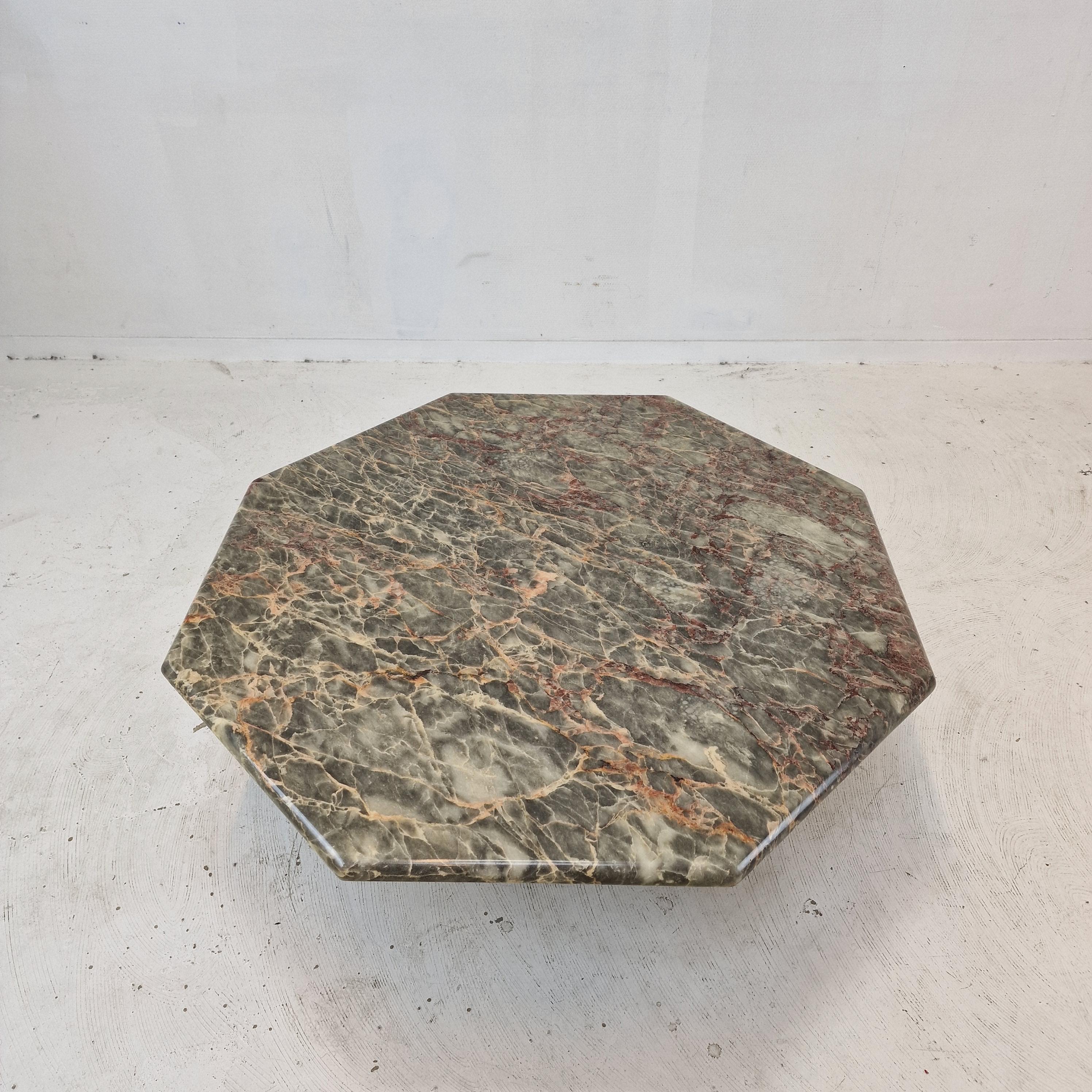 Italian Octagon Marble Coffee Table, 1980s In Good Condition For Sale In Oud Beijerland, NL