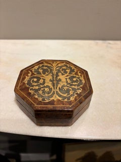 Scatola ottagonale italiana in legno di radica con intarsi in legno di frutta, stile rinascimentale, XIX C.