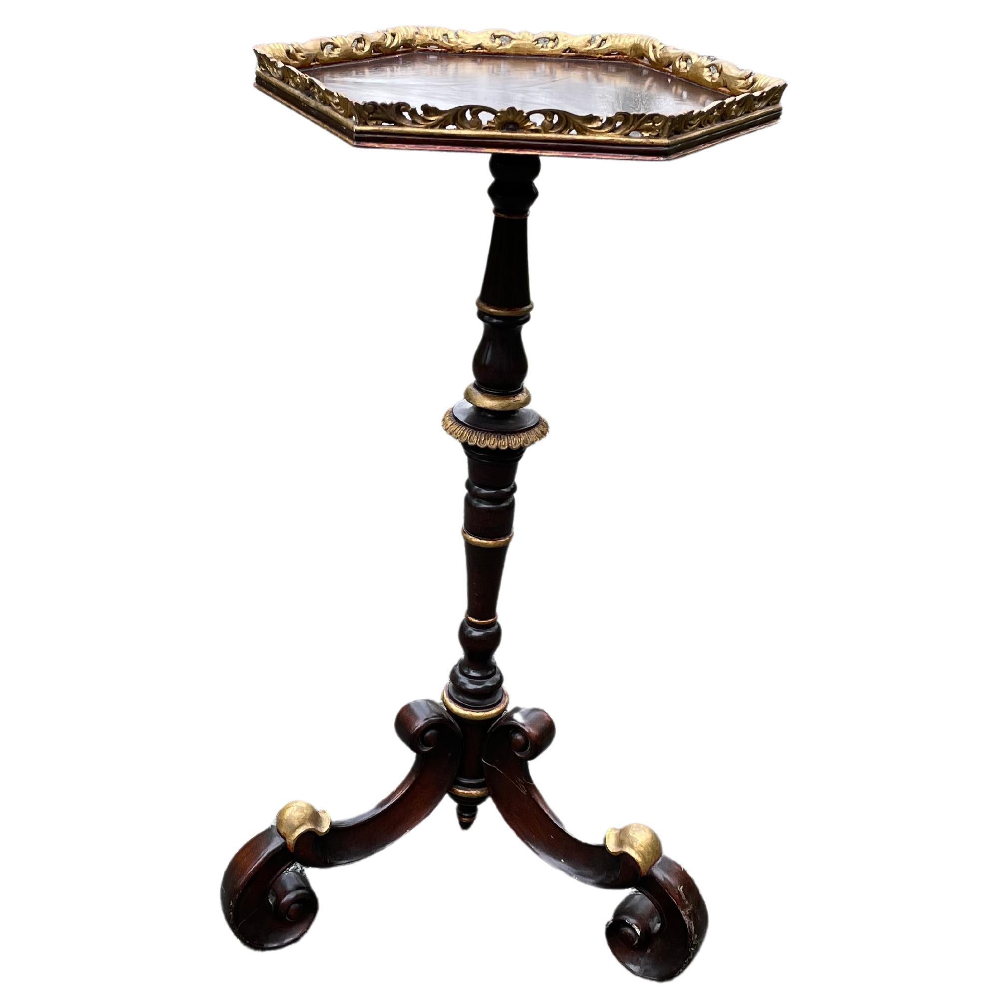 Mesa auxiliar o jardinera italiana octogonal de caoba y dorada