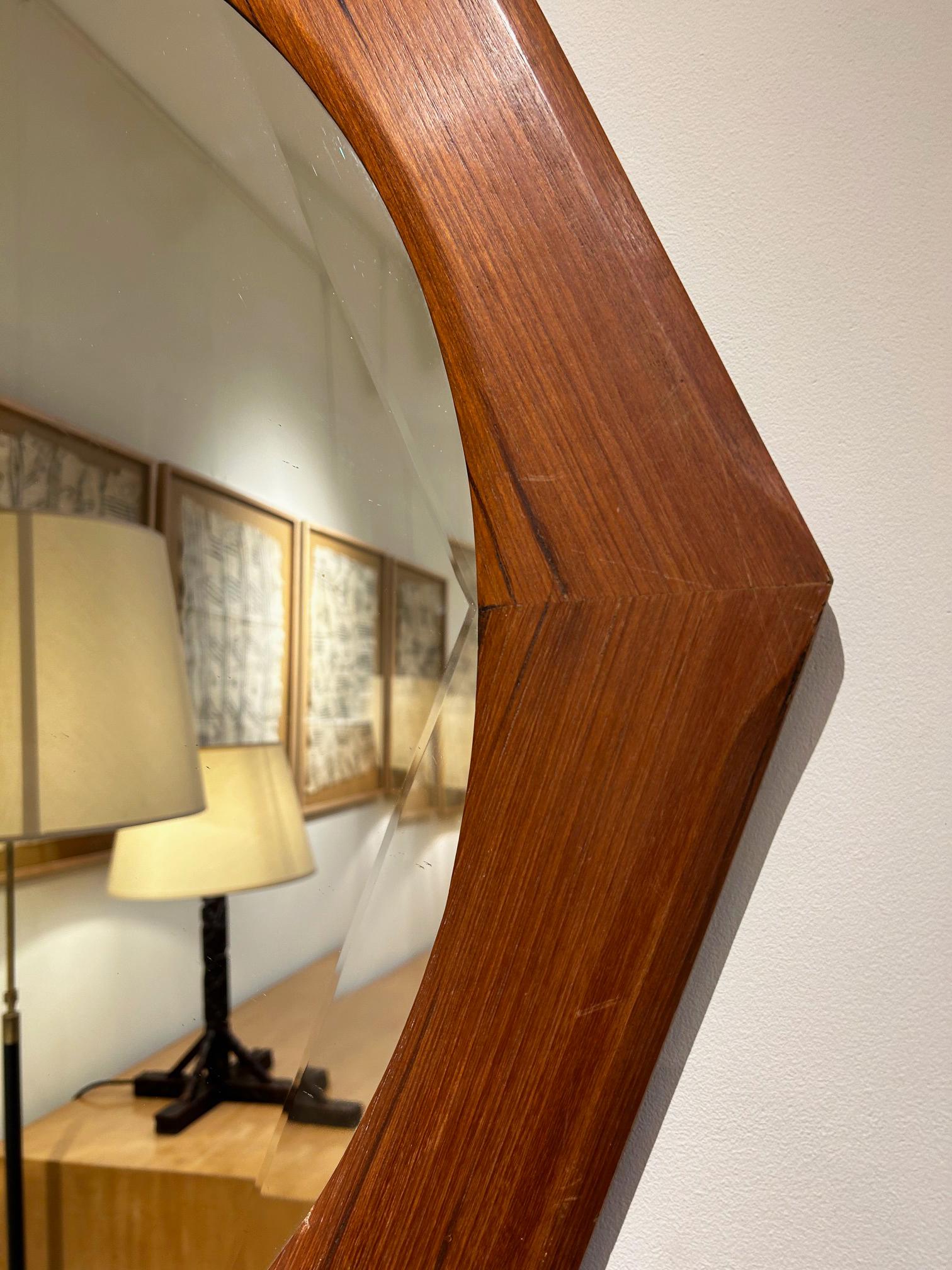 Miroir octogonal en noyer, avec sa plaque de verre biseautée d'origine
Italie, milieu du 20e siècle
