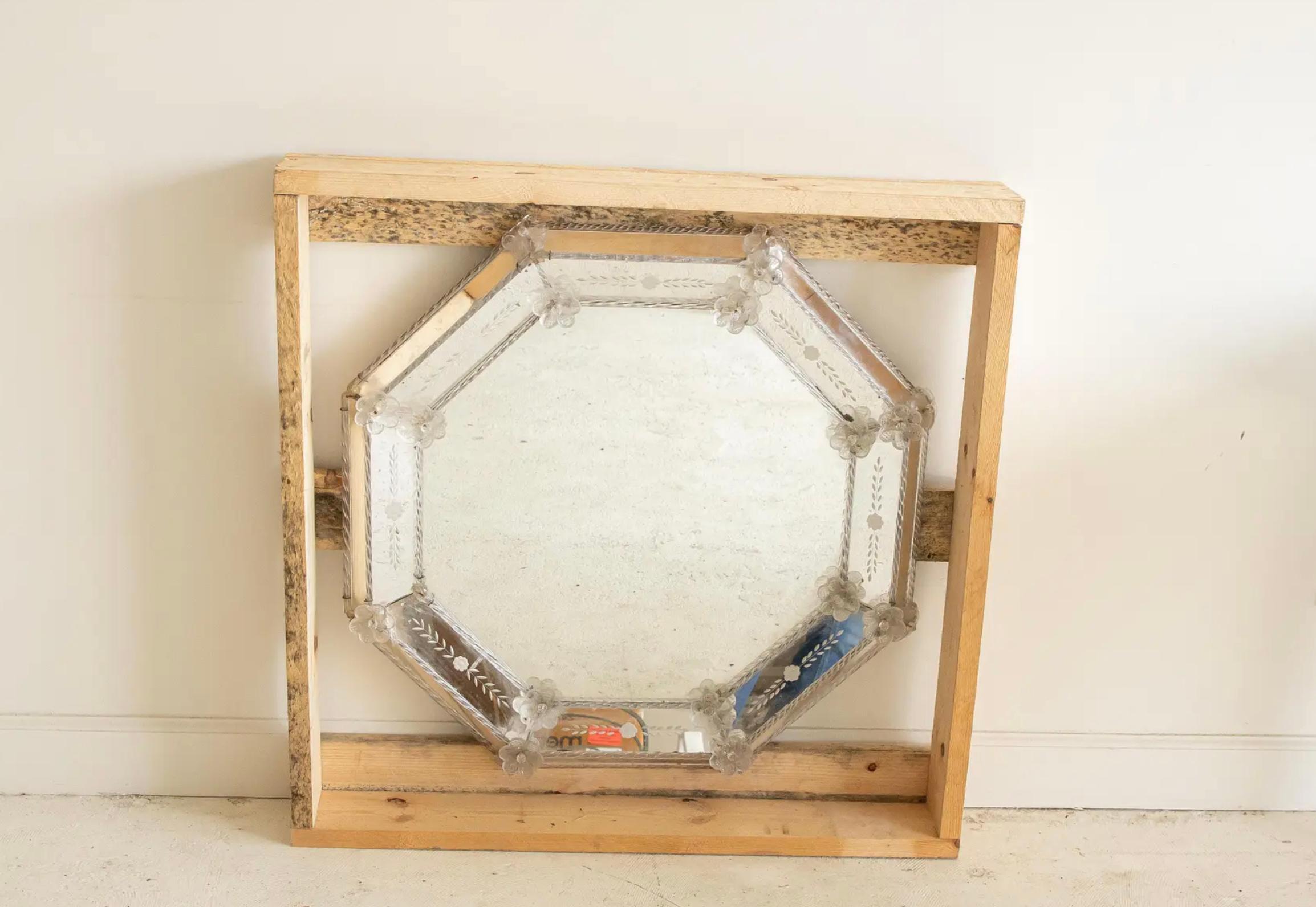 Ce miroir italien ancien est une pièce rare, provenant du South Antiques, et témoigne d'un savoir-faire exceptionnel. Le cadre octogonal est orné de détails en verre méticuleusement torsadés, ce qui ajoute de la profondeur et de l'élégance à sa