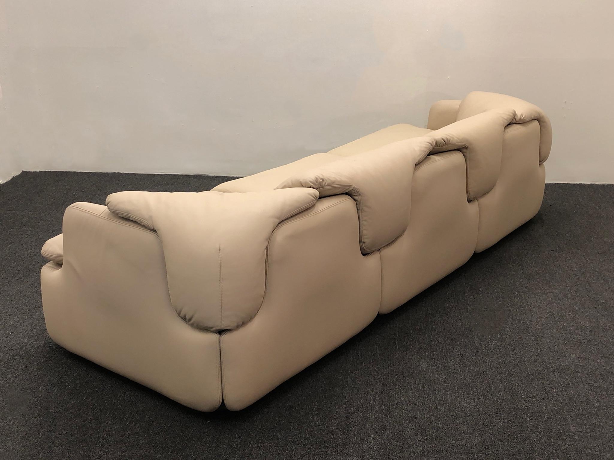 Italian Off White Leather Sofa by Alberto Rosselli for Saporiti In Excellent Condition In Palm Springs, CA