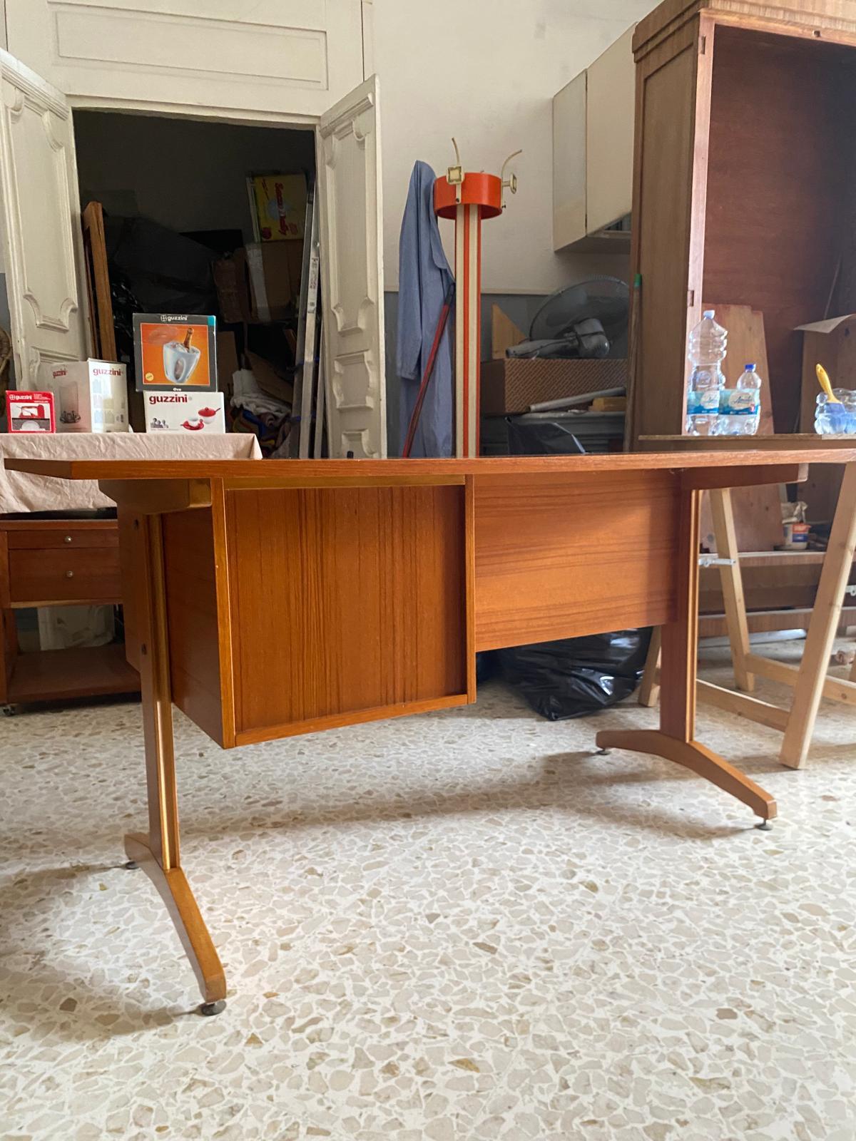 Escritorio italiano de oficina de teca al estilo de Gianfranco Frattini, Italia Años 60 en venta 4