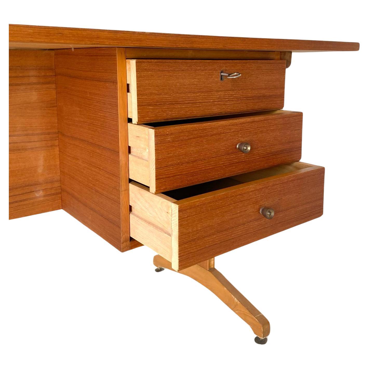 Bureau italien en teck dans le style de Gianfranco Frattini, Italie années 1960 en vente 2
