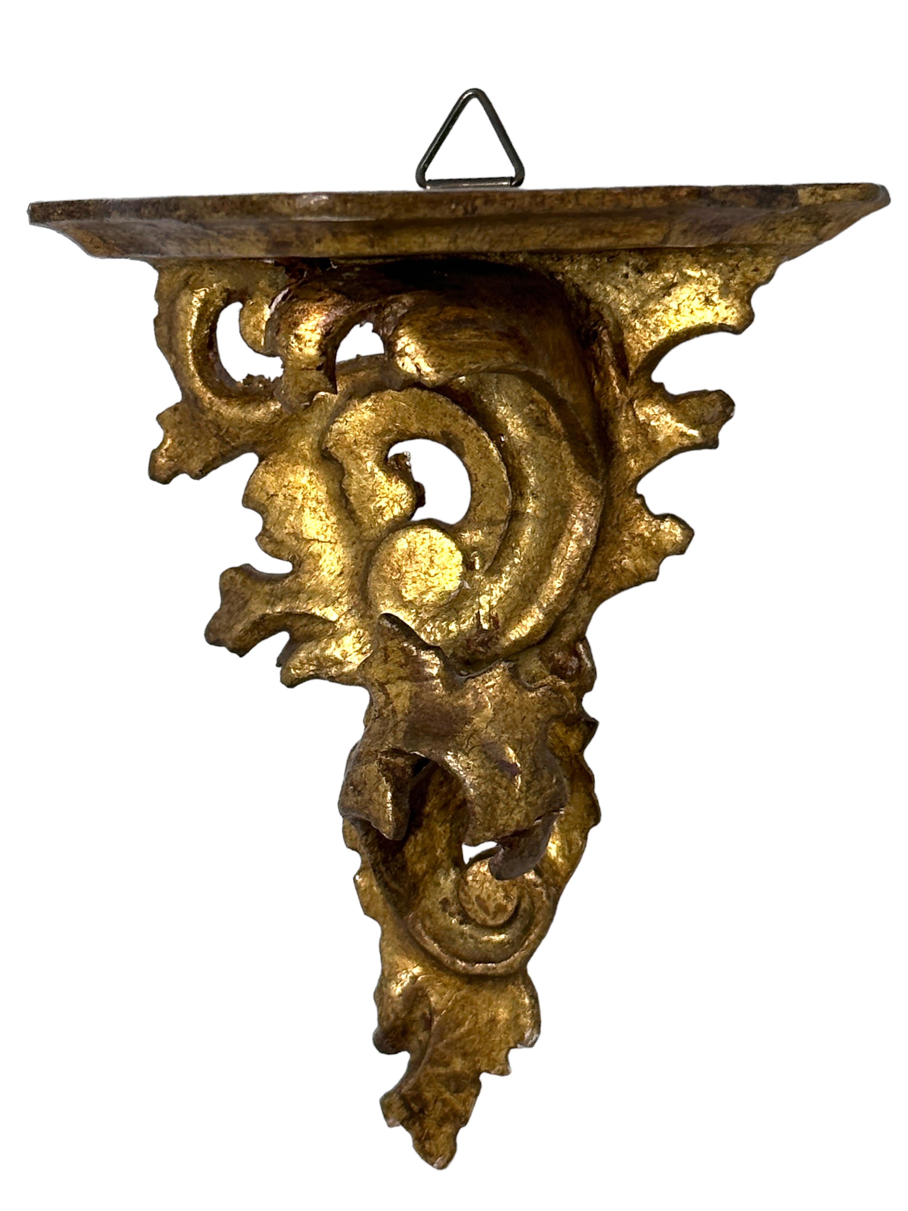 Italienisches altes venezianisches Miniatur-Wandregal, vergoldetes, geschnitztes Akanthusholz, Rokoko-Stil (Vergoldet) im Angebot