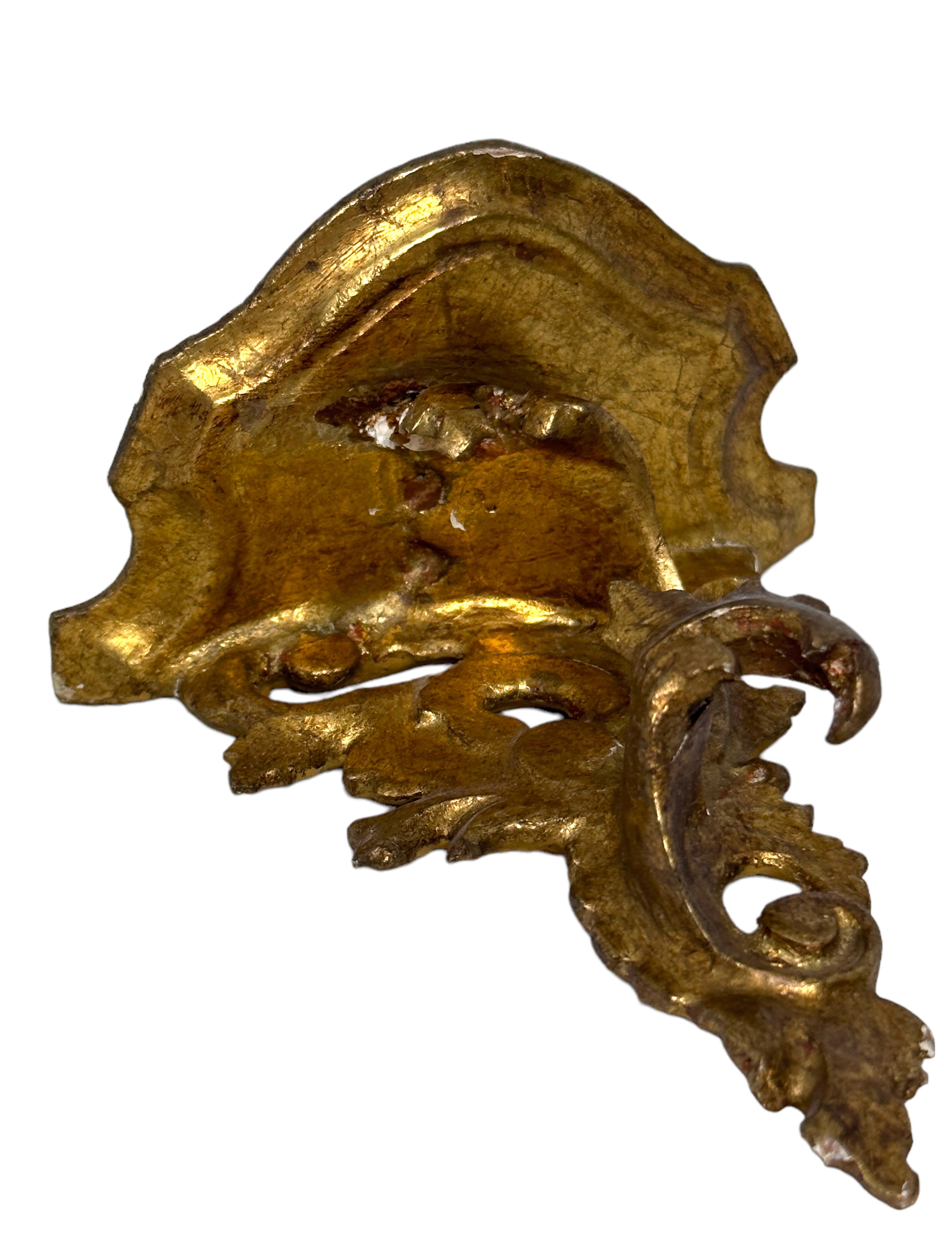 Bois Étagère murale italienne miniature vénitienne ancienne, acanthes sculptées et dorées, style rococo en vente