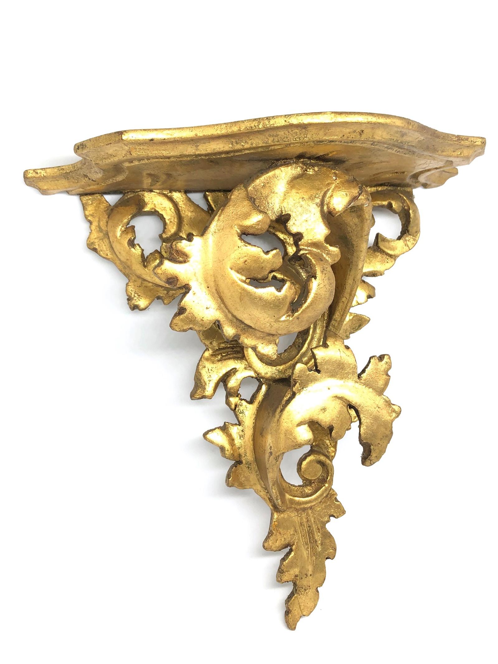 Italian Old Venetian Wall Shelf, Gilded Carved Acanthus, Rococo Style In Good Condition In Nuernberg, DE