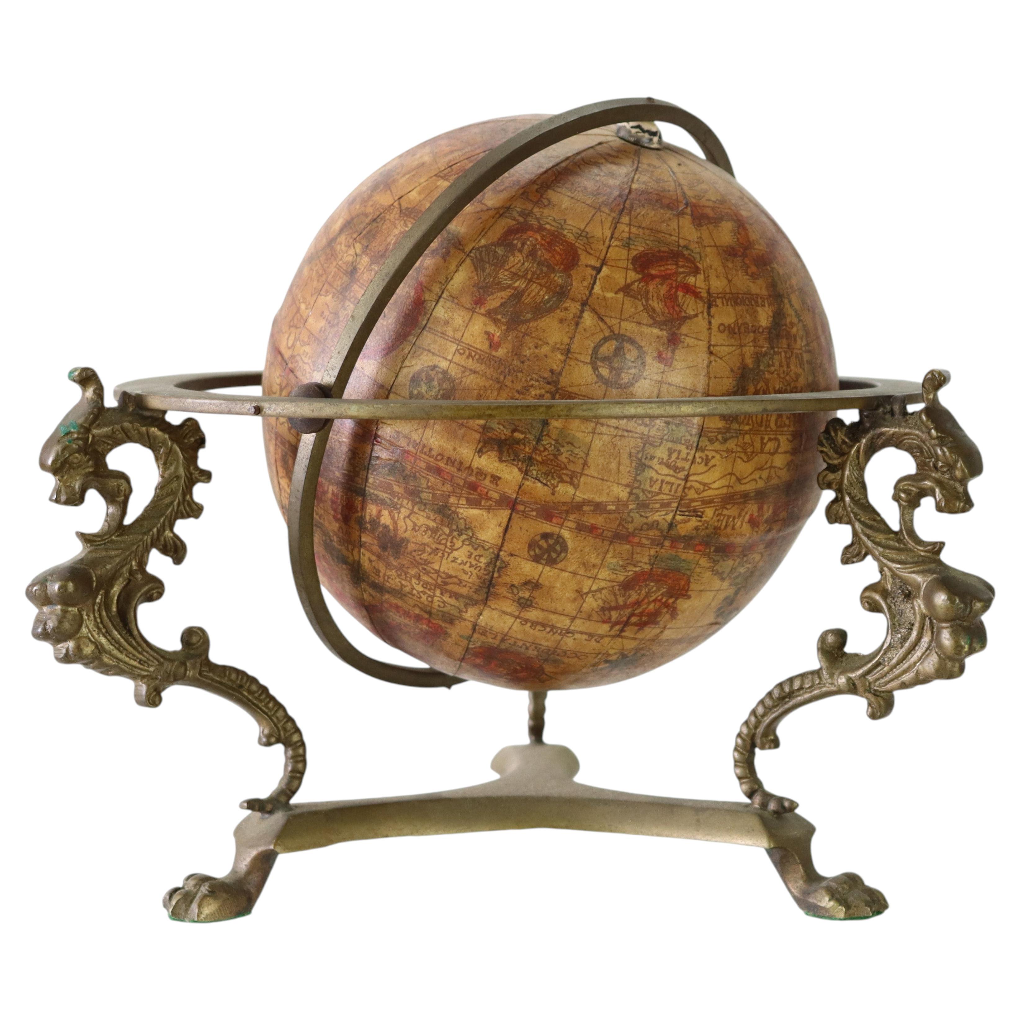 Globe de bureau italien de l'ancien monde avec base figurative en laiton 19e siècle
