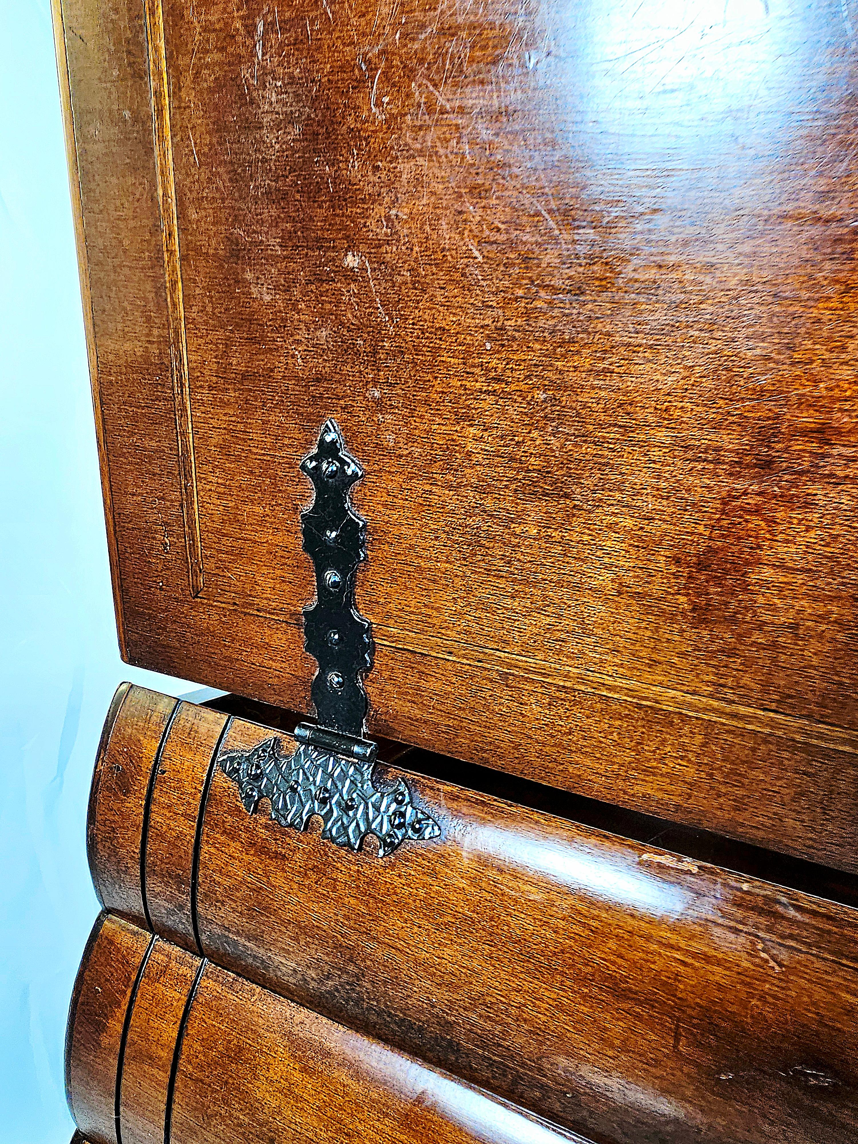 Table d'appoint en ronce d'olivier italienne Figurative Faux Book Stack en vente 4