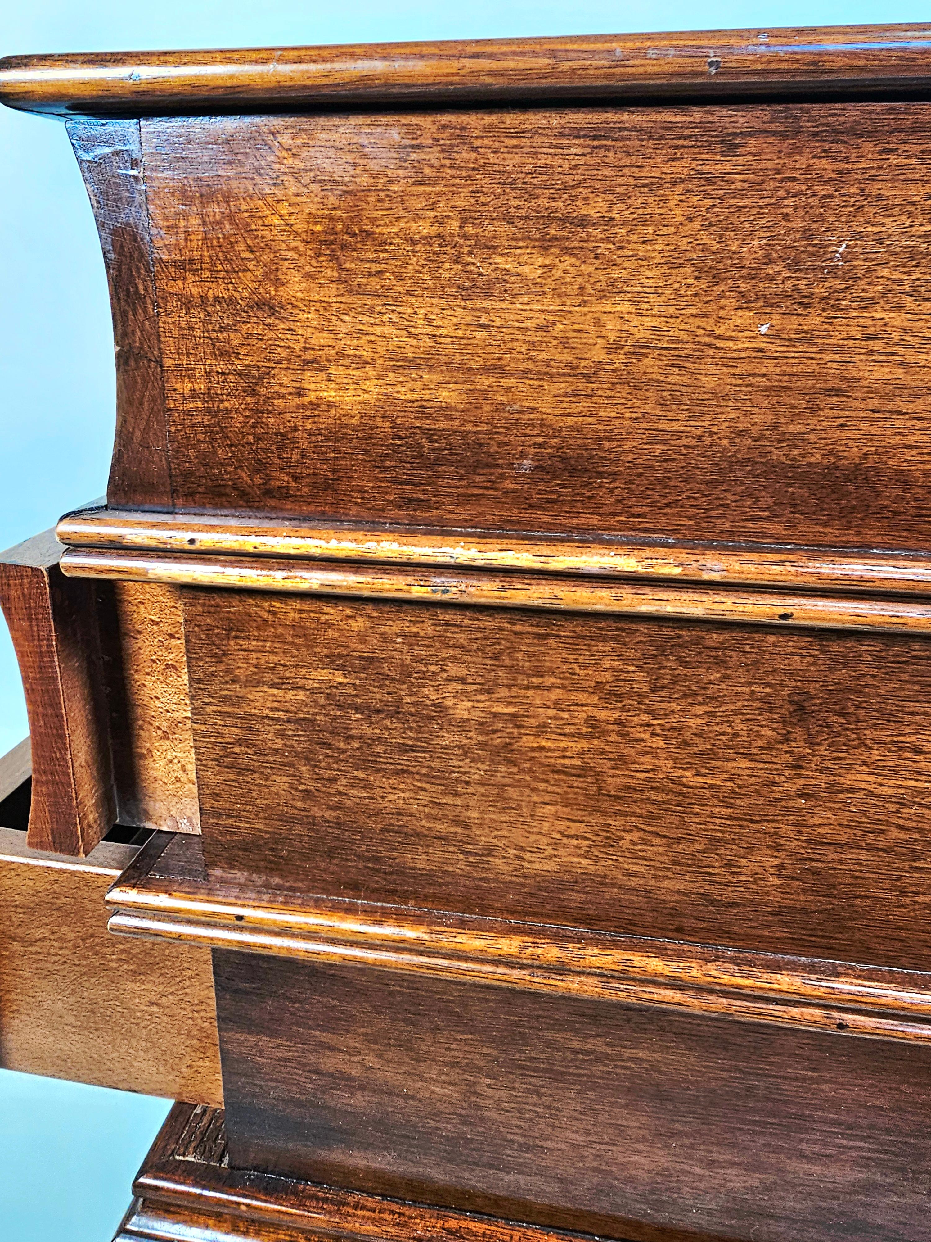 Table d'appoint en ronce d'olivier italienne Figurative Faux Book Stack en vente 8