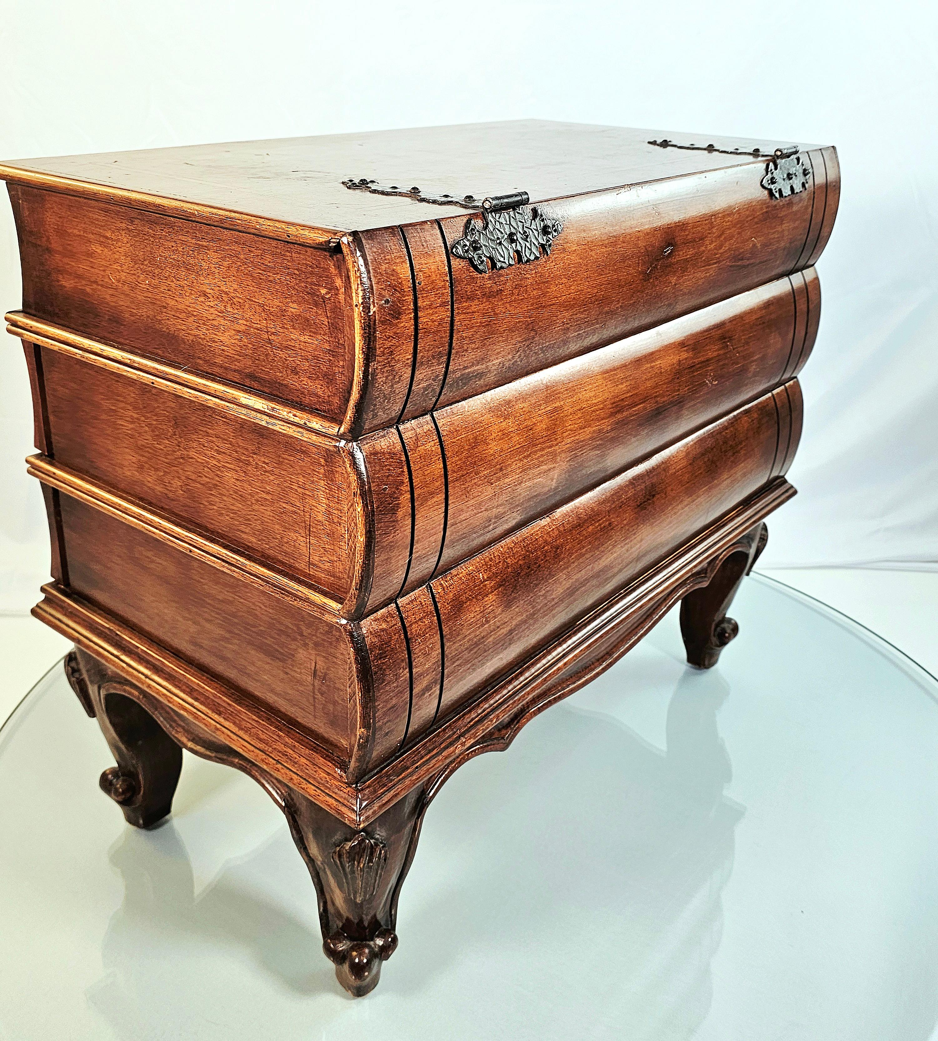 Table d'appoint italienne en faux livres empilés. 
Plateau élévateur à chaîne et 2 tiroirs. 
La quincaillerie est exquise. 
Une attention totale aux détails. 
De l'incrustation de bois sur le plateau de l'ascenseur aux pieds en forme de boule et de