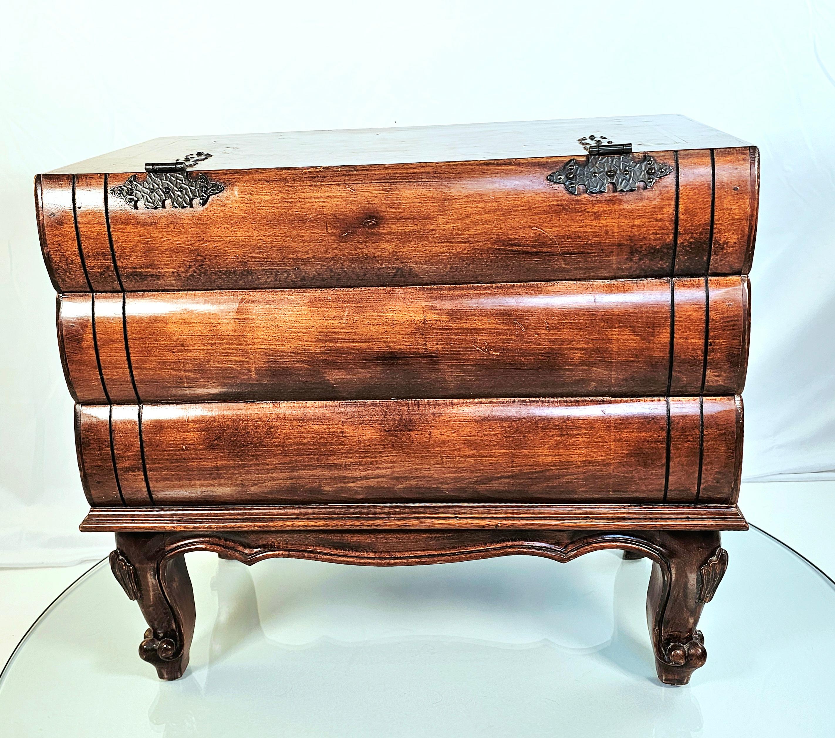 Regency Table d'appoint en ronce d'olivier italienne Figurative Faux Book Stack en vente