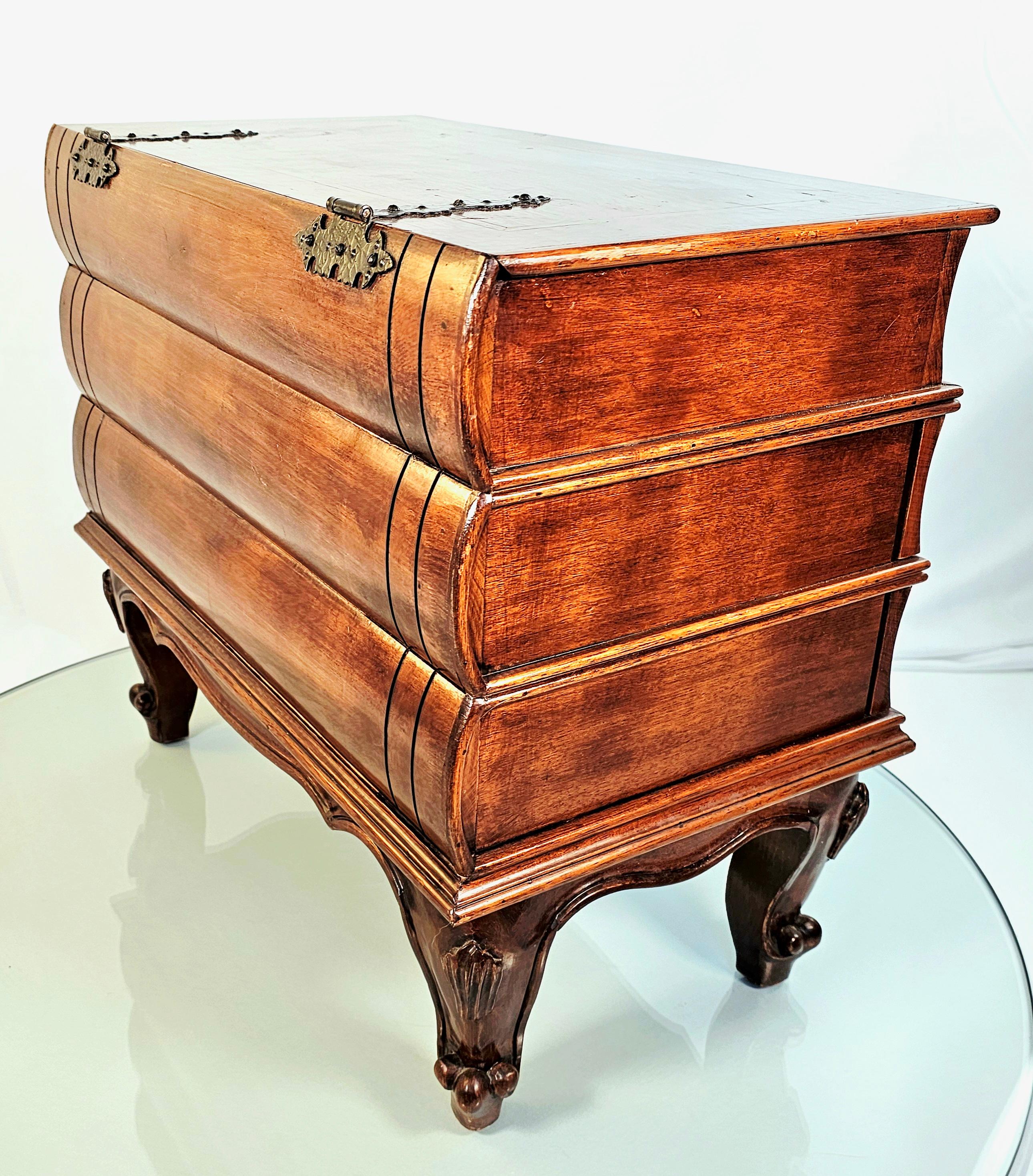 Tacheté Table d'appoint en ronce d'olivier italienne Figurative Faux Book Stack en vente