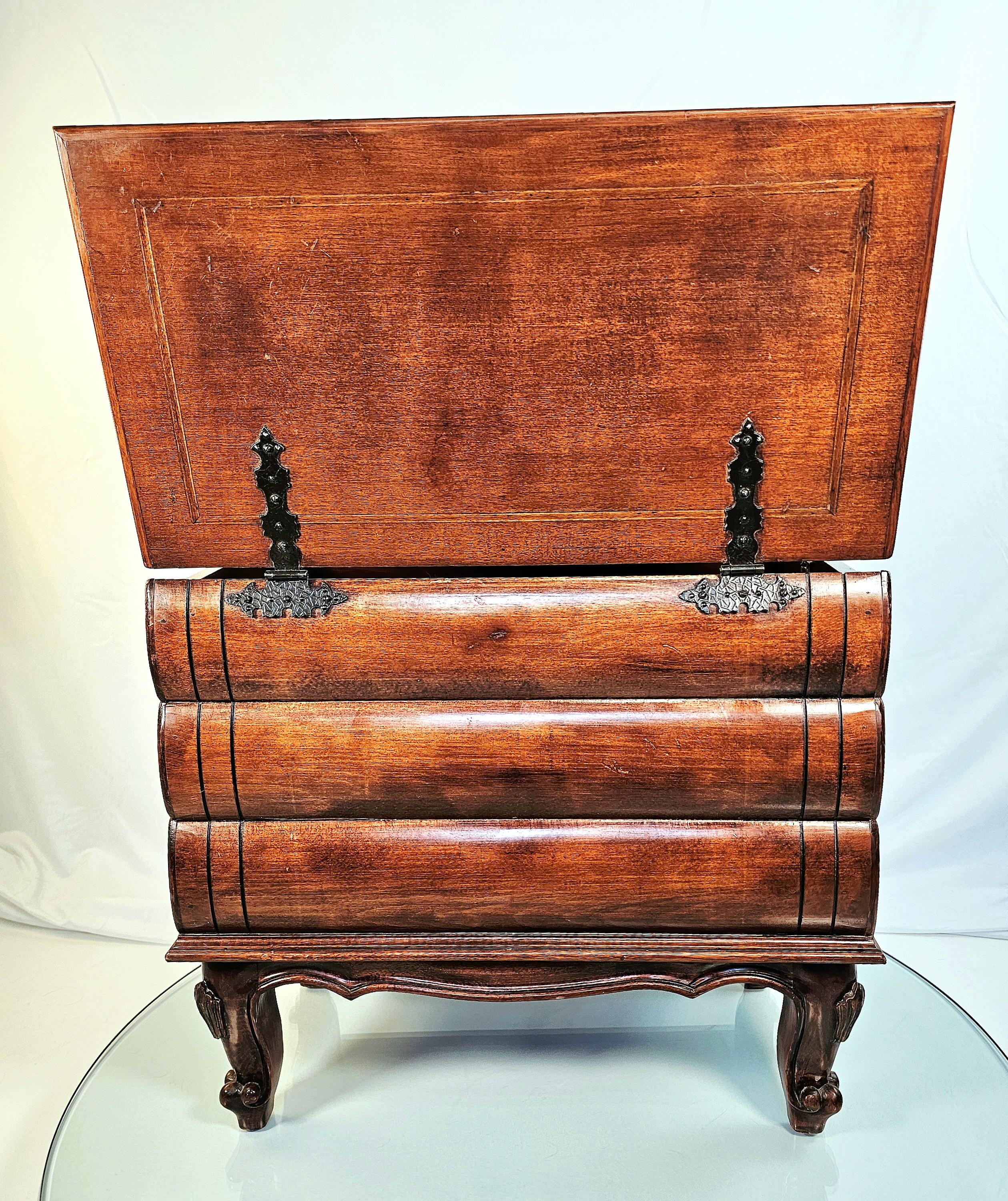 Table d'appoint en ronce d'olivier italienne Figurative Faux Book Stack Bon état - En vente à Waxahachie, TX