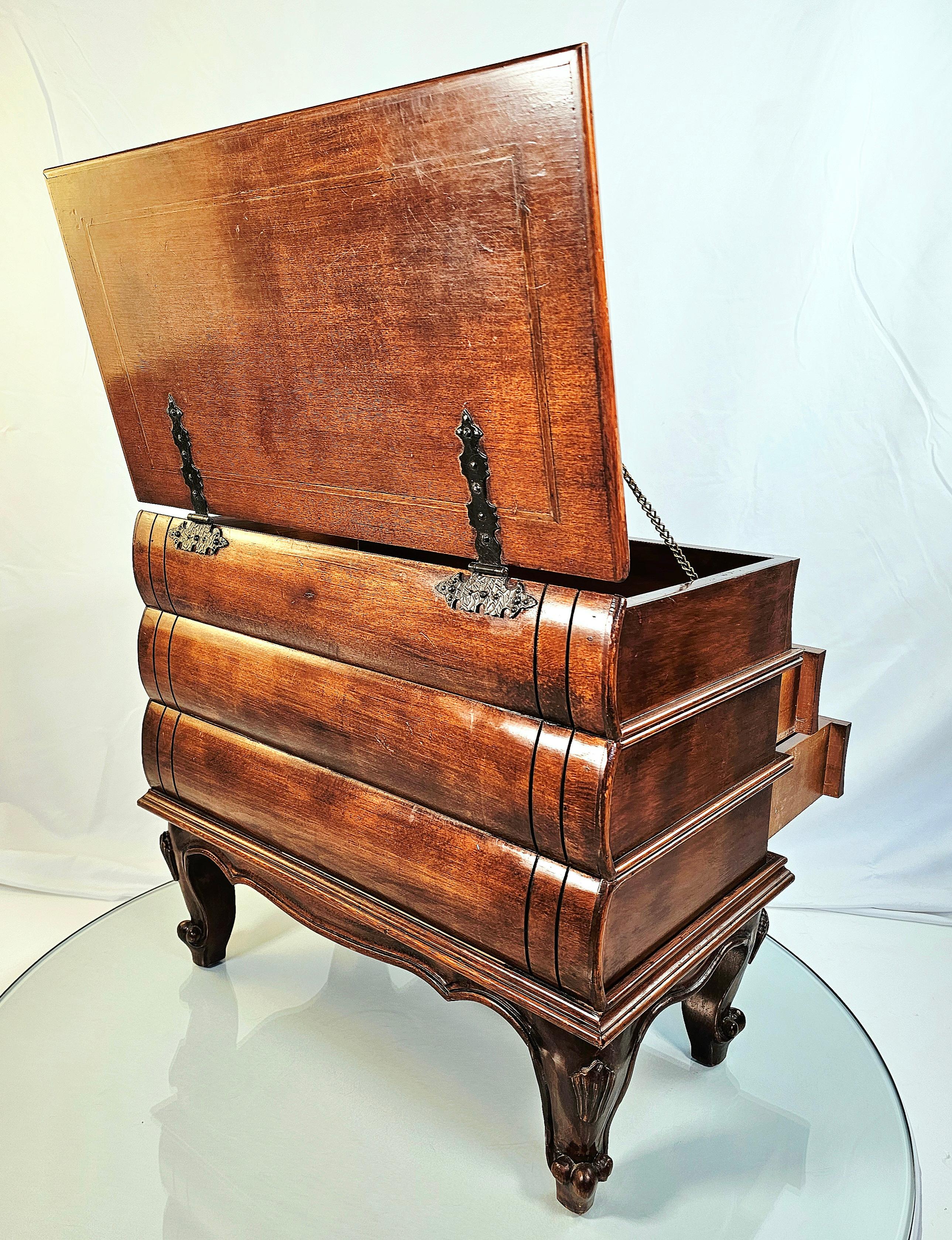 20ième siècle Table d'appoint en ronce d'olivier italienne Figurative Faux Book Stack en vente