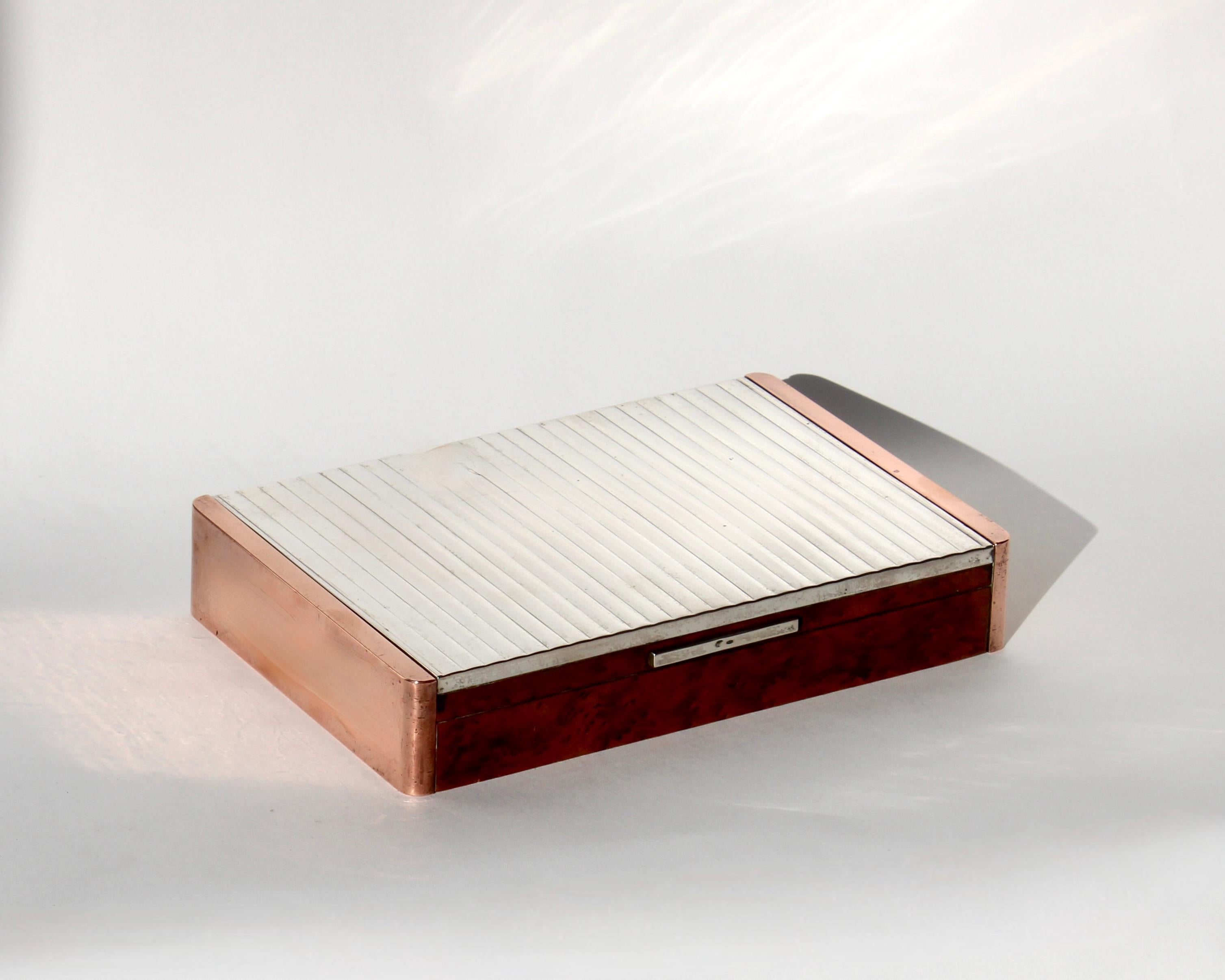 Milieu du XXe siècle Coffret à cigarettes ou commode en bois d'olivier italien par Argenteria Alignani en vente