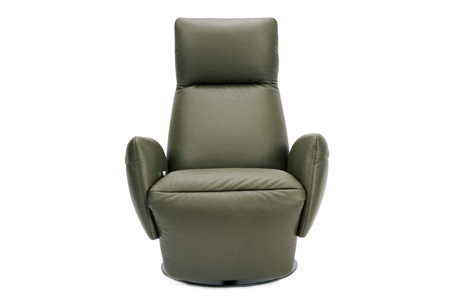 The pillow recliner by Poltrona Frau

The pillow armchair designed by Poltrona Frau R. & D. is the most complete aesthetic and functional expression of the reclinable seat. It is completely covered in soft olive green colored leather upholstery