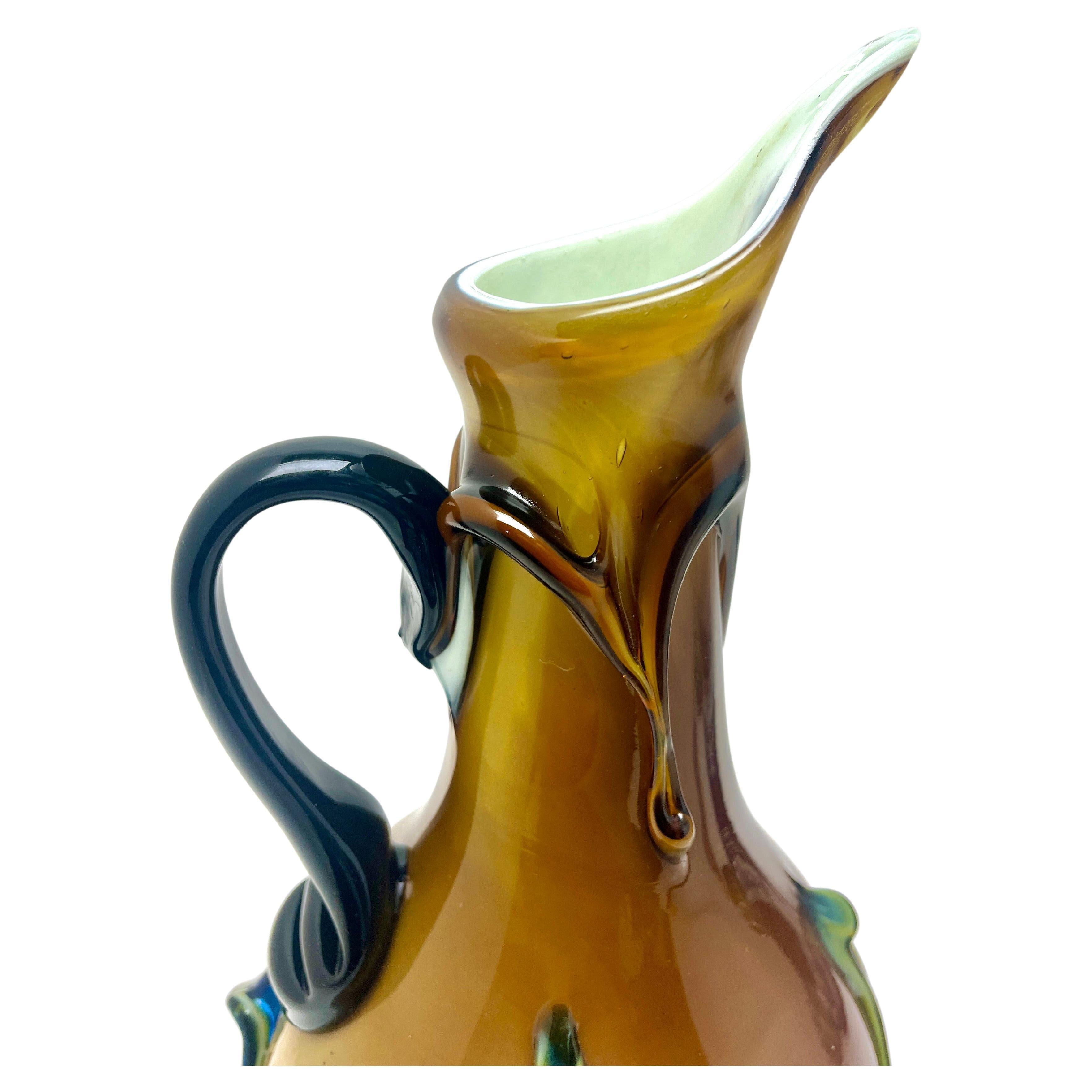 Vintage Italienisch Empoli olivgrün Murano überzogene Kunstglas Krug
Gewicht: 1,6 kg
Handgeblasener Glaskrug mit Henkel aus der Mitte der 1955er Jahre  Unwiderstehlich schick  Glas, umhüllt von cremefarbenem Glas, mit einem Griff aus klarem,