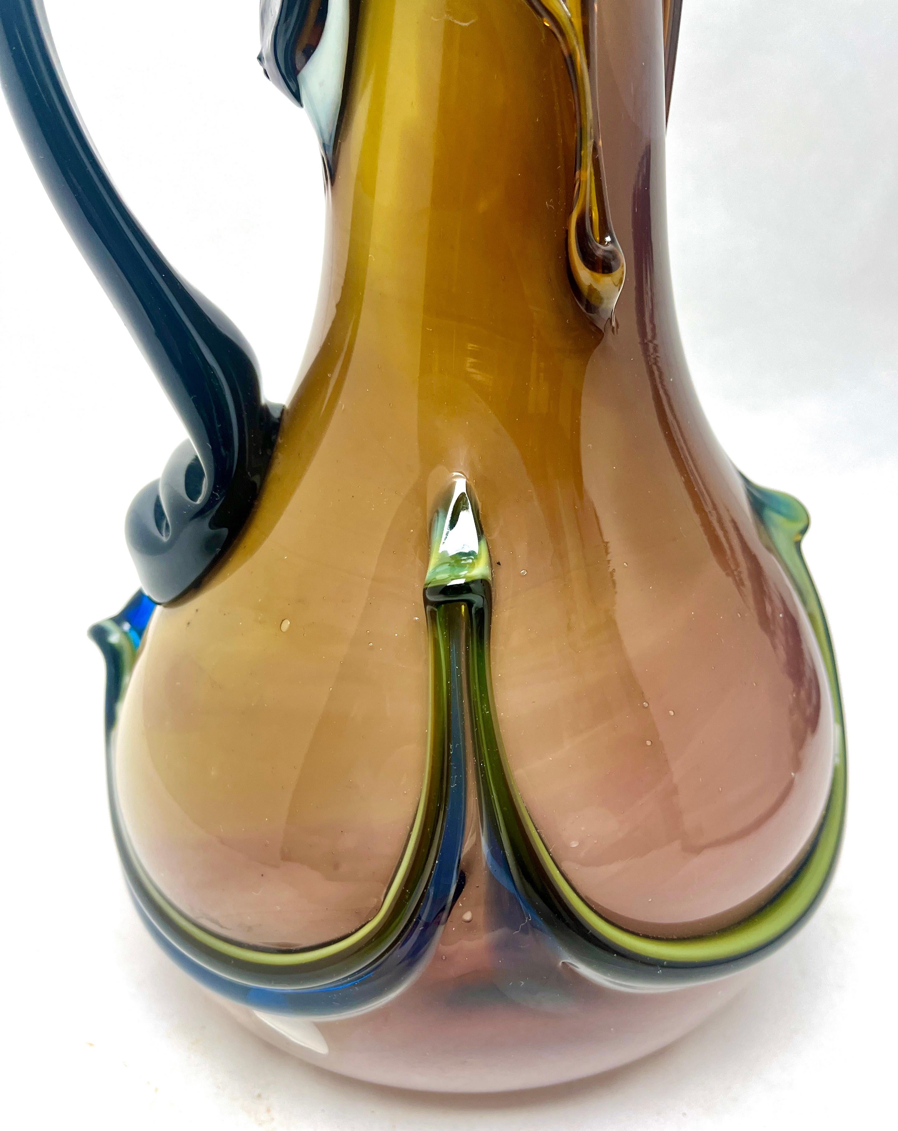 Italienischer olivgrüner handgefertigter Murano-Kunstglaskrug mit Henkel (Handgefertigt) im Angebot