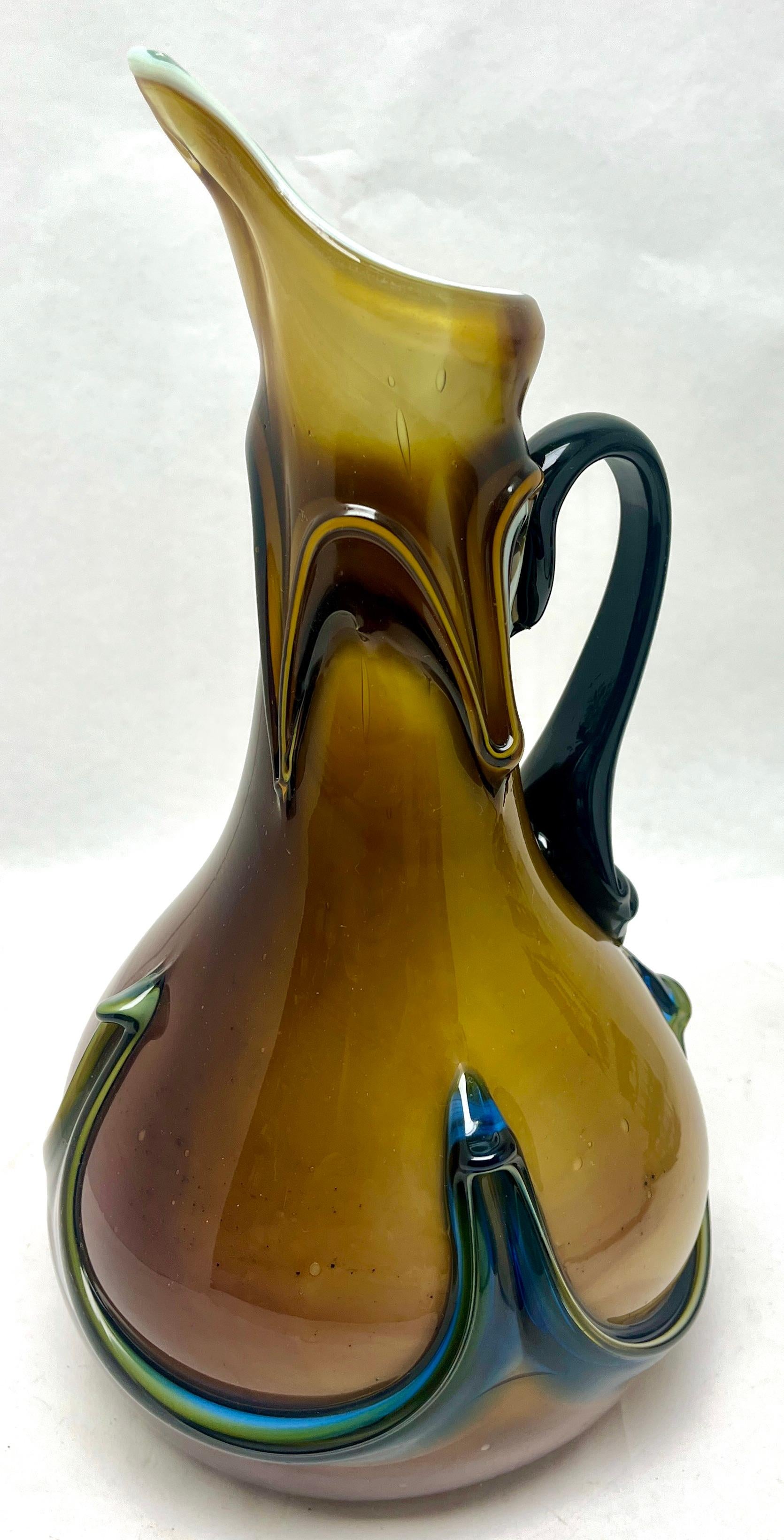 Italienischer olivgrüner handgefertigter Murano-Kunstglaskrug mit Henkel im Zustand „Gut“ im Angebot in Verviers, BE